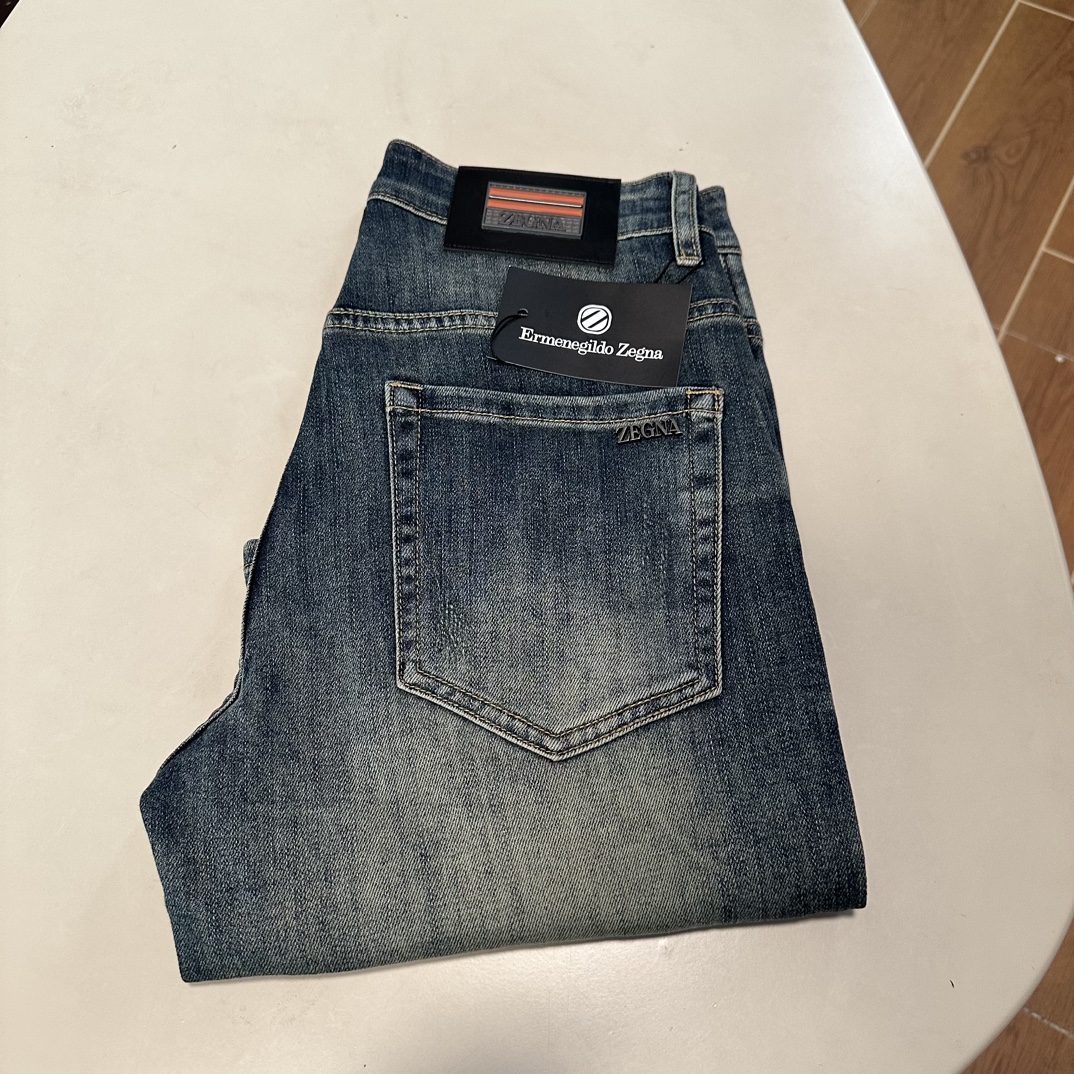 NO:430815,ZZ Jenia exclusively available for new jeans, high-end version!  Customized fabrics for counters are breathable and comfortable, with impeccable details, and the brand element design concept reflects high quality. The feel is delicate and soft!  It is casually cut, with a great upper body style!  29-38, zegna, jeans, alexander wang19860909ZZ 杰尼亚 独家专供新款 牛仔裤,高端版本！专柜定制面料 透气舒适度高,细节无可挑剔,品牌元素设计理念,体现高品质.手感细腻柔软！呈现休闲裁剪,上身版型超赞！ 码数29-38,,zegna,jeans,alexander wang,Men's clothing