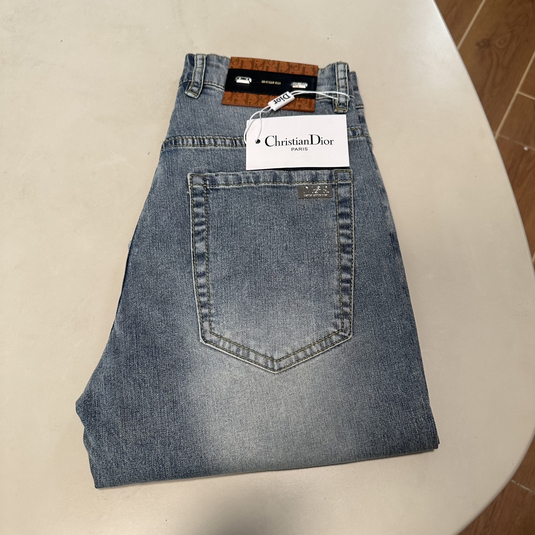 NO:430810,DIOR exclusively available for new jeans, high-end version!  Customized fabrics for counters are breathable and comfortable, with impeccable details, and the brand element design concept reflects high quality. The feel is delicate and soft!  It is casually cut, with a great upper body style!  29-38, Dior, Dior, Jeans, Alexander wang19860909DIOR 迪奥 独家专供新款 牛仔裤,高端版本！专柜定制面料 透气舒适度高,细节无可挑剔,品牌元素设计理念,体现高品质.手感细腻柔软！呈现休闲裁剪,上身版型超赞！ 码数29-38,,dior,dior,jeans,alexander wang,Men's clothing