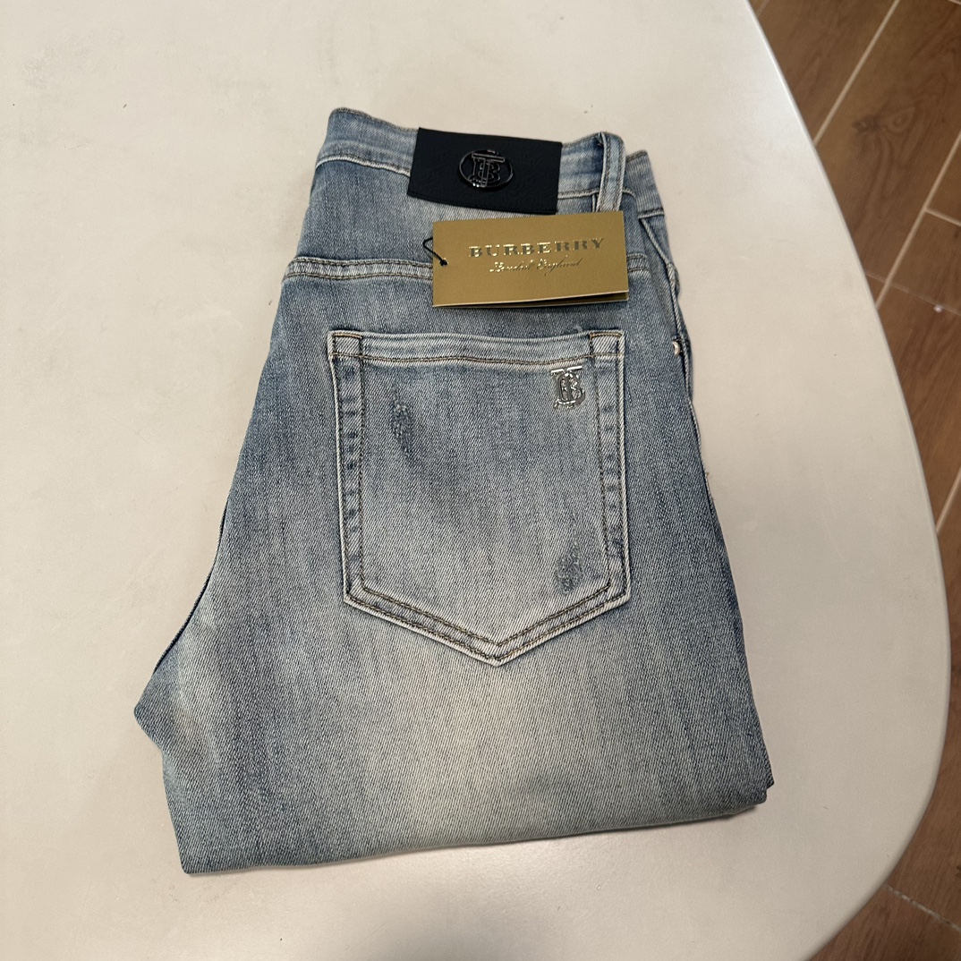 NO:430805,BBR Burberry exclusively available for new jeans, high-end version!  Customized fabrics for counters are breathable and comfortable, with impeccable details, and the brand element design concept reflects high quality. The feel is delicate and soft!  It is casually cut, with a great upper body style!  Count 29-38, burberry, jeans, alexander wang19860909BBR 巴宝莉 独家专供新款 牛仔裤,高端版本！专柜定制面料 透气舒适度高,细节无可挑剔,品牌元素设计理念,体现高品质.手感细腻柔软！呈现休闲裁剪,上身版型超赞！ 码数29-38,,burberry,jeans,alexander wang,Men's clothing