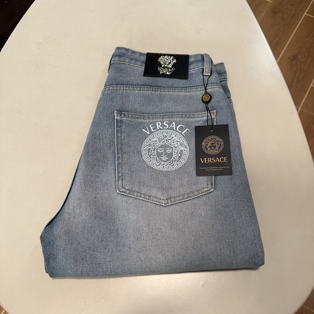 NO:430800,VS Versace exclusively available for new jeans, high-end version!  Customized fabrics for counters are breathable and comfortable, with impeccable details, and the brand element design concept reflects high quality. The feel is delicate and soft!  It is casually cut, with a great upper body style!  Count 29-38, versace, jeans, alexander wang19860909VS 范思哲 独家专供新款 牛仔裤,高端版本！专柜定制面料 透气舒适度高,细节无可挑剔,品牌元素设计理念,体现高品质.手感细腻柔软！呈现休闲裁剪,上身版型超赞！ 码数29-38,,versace,jeans,alexander wang,Men's clothing