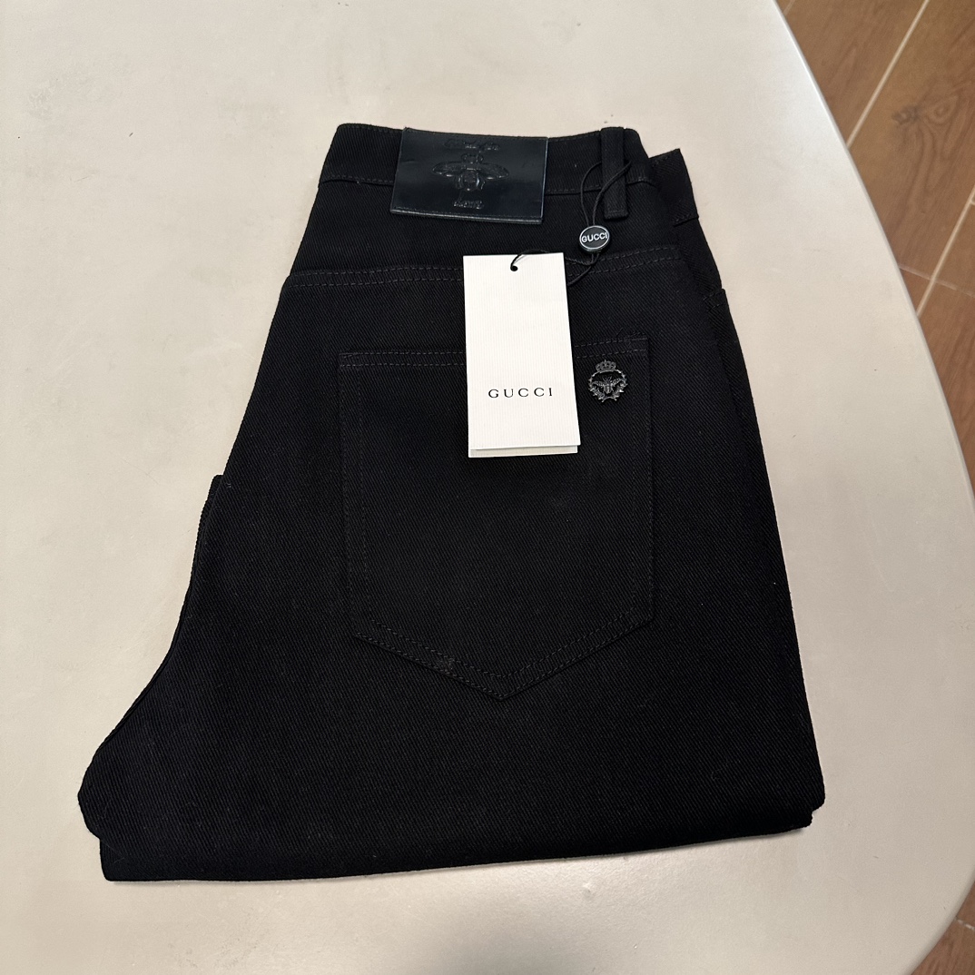 NO:430795,GU Gucci exclusively for new jeans, high-end version!  Customized fabrics for counters are breathable and comfortable, with impeccable details, and the brand element design concept reflects high quality. The feel is delicate and soft!  It is casually cut, with a great upper body style!  Count 29-38, gucci, jeans, alexander wang19860909GU 古驰 独家专供新款 牛仔裤,高端版本！专柜定制面料 透气舒适度高,细节无可挑剔,品牌元素设计理念,体现高品质.手感细腻柔软！呈现休闲裁剪,上身版型超赞！ 码数29-38,,gucci,jeans,alexander wang,Men's clothing