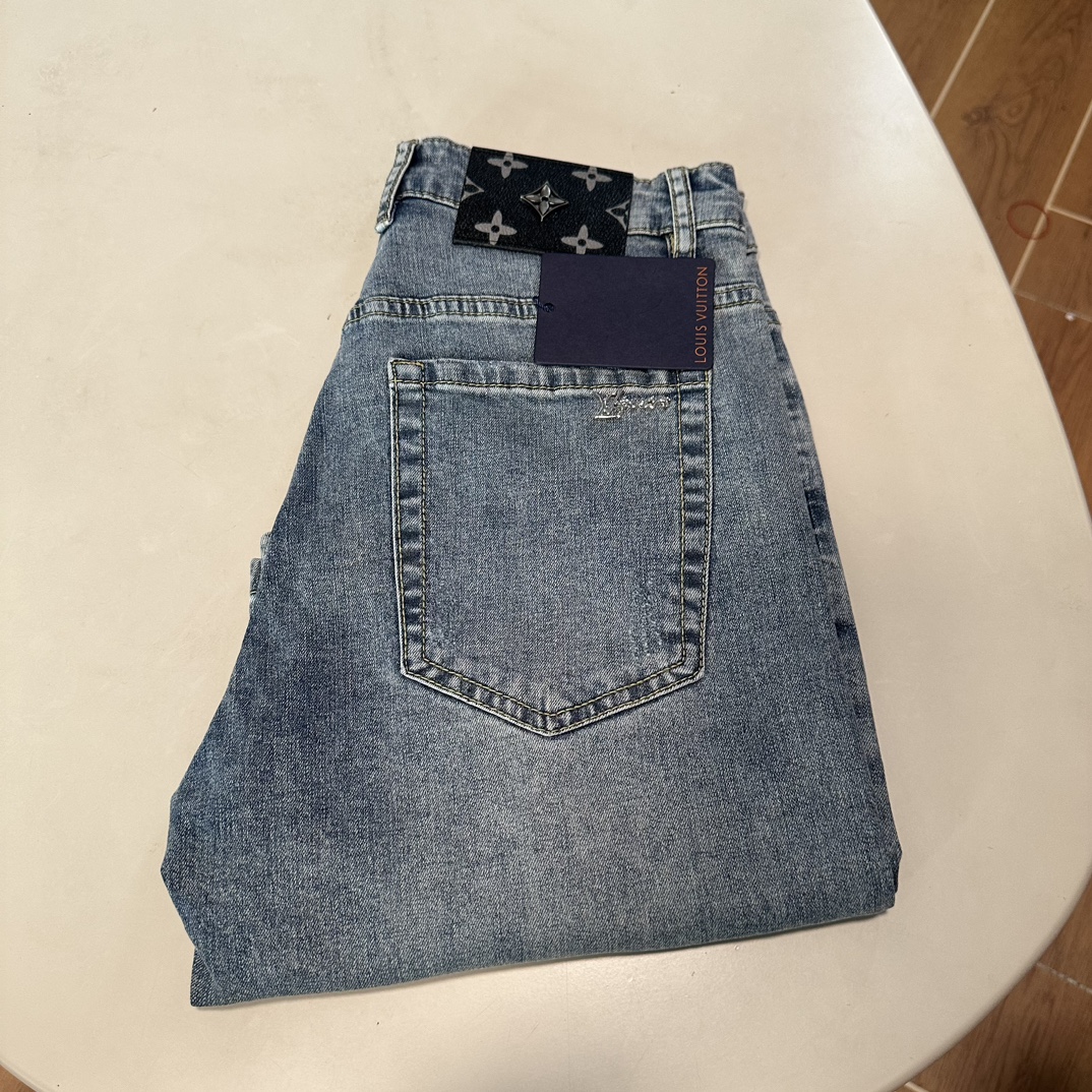NO:430837,LV Louis Vuitton exclusively for new jeans, high-end version!  Customized fabrics for counters are breathable and comfortable, with impeccable details, and the brand element design concept reflects high quality. The feel is delicate and soft!  It is casually cut, with a great upper body style!  29-38, louis vuitton,louis vuitton,jeans,alexander wang19860909LV 路易威登 独家专供新款 牛仔裤,高端版本！专柜定制面料 透气舒适度高,细节无可挑剔,品牌元素设计理念,体现高品质.手感细腻柔软！呈现休闲裁剪,上身版型超赞！ 码数29-38,,louis vuitton,louis vuitton,jeans,alexander wang,Men's clothing