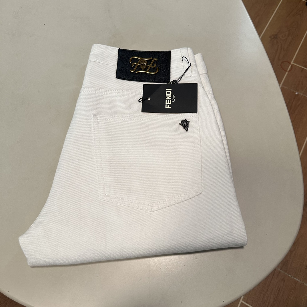 NO:430773,FD Fendi exclusively offers new jeans, high-end version!  Customized fabrics for counters are breathable and comfortable, with impeccable details, and the brand element design concept reflects high quality. The feel is delicate and soft!  It is casually cut, with a great upper body style!  Number of codes 29-38, fendi, jeans, alexander wang19860909FD 芬迪独家专供新款 牛仔裤,高端版本！专柜定制面料 透气舒适度高,细节无可挑剔,品牌元素设计理念,体现高品质.手感细腻柔软！呈现休闲裁剪,上身版型超赞！ 码数29-38,,fendi,jeans,alexander wang,Men's clothing