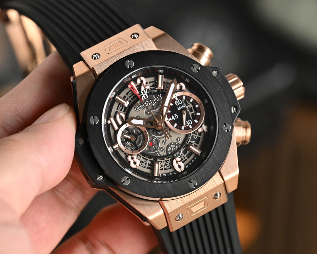 NO:393790,White, gold and black Hublot Hengbao HUBLOT BIG BANG series 441.0E..RW.1104 (full automatic mechanical watch) Men's watch 316 stainless steel case The case cover is finely polished with CNC technology and ensures details in all directions. The ring mouth shows Hublot's unique brushing process effect. The strap is made of imported rubber strap and top layer calfskin is optional. The metal brushed design shows a strong metal texture!  The ergonomic case and strap are perfectly integrated into one, making it very comfortable to wear. The buckle is equipped with Hengbao classic folding steel buckle, with a huge texture and powerful opening and closing. The classic that shows the achievements of details everywhere!  Size diameter 46mm thick 13mm welcome watch friends to appreciate, cowhide19860909白,金黑 宇舶 恒宝HUBLOT BIG BANG 系列441.0E..RW.1104（全自动机械表） 男士腕表 316精钢表壳 壳套采用cnc工艺精细打磨加确保各方位细节 圈口彰显宇舶独特拉丝工艺效果,表带采用进口橡胶表带、头层小牛皮可选 金属拉丝设计彰显出强烈的金属质感！人体工学设计的表壳和表带配合完美的融为一体,佩戴起来非常舒适. 表扣搭载恒宝式经典折叠钢扣,质感爆棚,开合有力.处处彰显细节成就的经典！尺寸直径46mm厚13mm 欢迎各路表友品鉴,,cowhide,Watch
