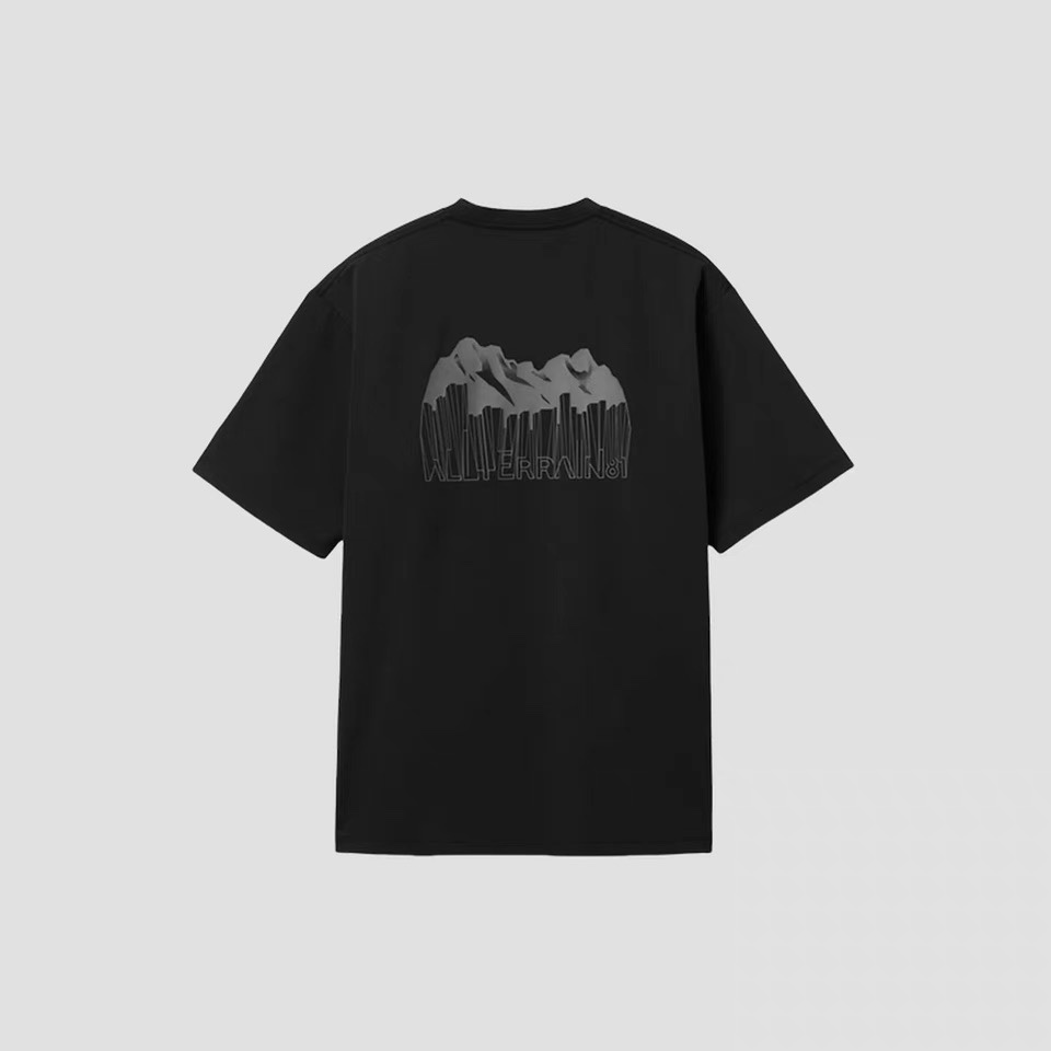 林P90 DESCENTEBLANC迪桑特ALLTERRAIN轻户外徒步男女短袖针织衫
迪桑特系列短袖针织衫,解锁夏日穿搭新姿势
夏日的炽热,是汗水与活力的交织,也是迪桑特ESSENTIAL系列短袖针织衫的主场。这款夏季新品,集舒适、时尚、实用于一体,成为追求品质生活与卓越运动体验人士的不二之选。
采用柜柜 210g轻奢棉面料开始,迪桑特就展现出了对品质的执着追求。它选用了高性能的科技面料,不仅触感轻盈柔软,亲肤性极佳,让你仿佛被云朵轻轻包裹;更重要的是,其强大的吸湿排汗功能,能够迅速吸收并蒸发汗水,有效摆脱运动后的汗湿粘滞感,始终保持身体干爽舒适,无论是高强度训练,还是日常出行,都能自在随心。
在设计上,这款短袖针织衫延续了迪桑特简约而不失时尚的风格。合身的版型,贴合人体工程学设计理念,能够自然勾勒出优美的身形,展现出恰到好处的利落与帅气,又不会有丝毫的束缚感。整体饱满有层次,不仅是品牌身份的象征,更张扬出青春活力,为整体造型增添了一份独特的休闲潮流范。无论是搭配运动裤,在健身房挥汗如雨;还是配上牛仔裤,漫步在街头巷尾,都能轻松驾驭,毫无违和感。
此外,迪桑特ESSENTIAL系列短袖针织衫还是男女同款,情侣之间可以轻松实现“甜蜜同款”,一起在夏日里秀出时尚与恩爱。它打破了性别的界限,让每个人都能在其中找到属于自己的风格与舒适感。
这个夏天,选择迪桑特ESSENTIAL系列短袖针织衫,拥抱自由与舒适,释放无限活力,成为街头与运动场的焦点。
颜色:黑色 白色 灰色 杏色
尺码:M L XL XXL
M码: 胸围54 衣长71 肩宽52 【120-130斤】
L码: 胸围56 衣长73 肩宽54【130-150斤】
XL码: 胸围58 衣长75肩宽56【150-170斤】
XXL码:胸围60 衣长77 肩宽58【170-190斤】