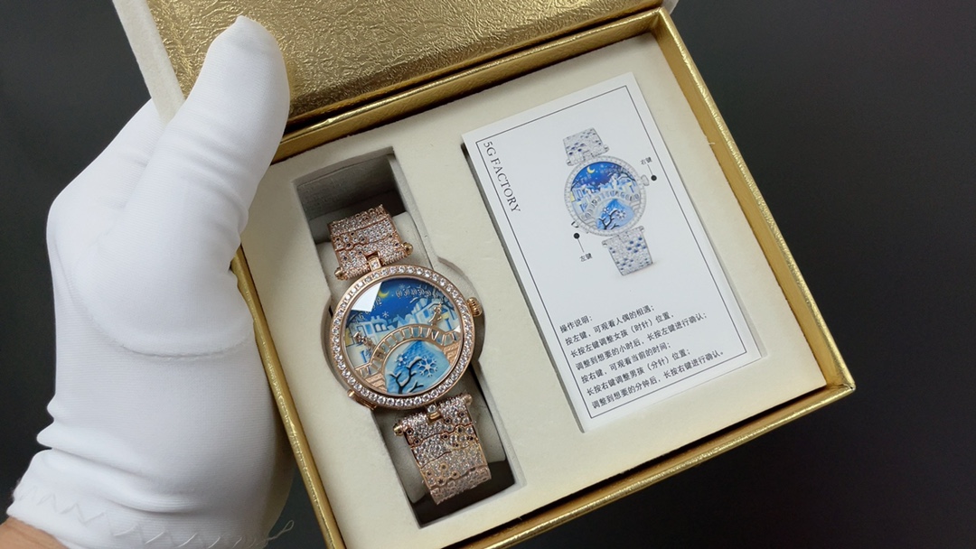 NO:393130,Van Cleef & Arels Four Seasons Lover Bridge Watch Van Cleef & Arels Poetry Complexity Series Lover Bridge The most romantic watch The latest version of Ruidings quartz movement upgrade. The sapphire glass mirror upgrade watch is about 38mm in diameter. The lover upgrades to ~ pure steel. 1 to 1 replica, the girl is the boy's needle and the boy is the minute hand. The hour and minute hand are both made of high-tech and technology.  Press the seven-character button and you will walk back and forth three times. 'The Three Lives Three Worlds' expresses your love. Press the three-character button and walk to the time when you reach the time. You will find that your lovers quietly walk to the middle and kiss back to zero. What else? The best gift is Van Cleef & Arpels, a brand full of poetry and romance, has always been committed to paying tribute to love. Their Lover Bridge watch has become the favorite of many fashionable socialites with its unique design and exquisite craftsmanship. The design of this watch is inspired by Lover Bridge, which symbolizes the eternity and beauty of love. It uses reverse clock technology to cleverly express the tenderness and affection between lovers. The dial is themed in spring, summer, autumn and winter, with colorful colors and poeticity, as if telling the love story of every season.  Whether it is the bright sunshine in spring and summer, or the falling leaves in autumn and winter, this watch can guide you through every day in a unique and poetic way. Its appearance is amazing and a beautiful work of art. Van Cleef and Arpels hopes that through this watch, you will convey your best wishes to all lovers. May you have a beautiful love, a brilliant life, and happiness forever, van cleef19860909梵克雅宝 四季情人桥腕表 梵雅克宝-Van Cleef&Arels诗意复杂能功系列恋人之桥最浪的漫手表 瑞定士做石英机芯升级最新版 蓝宝石玻璃镜升面级表直壳径约38mm情人升桥级为～纯材钢料 1比1复刻,女孩是时男针孩是分针,时针分和针都是用高科技、技术做成的3D效果针．按一下七字位按钮会自动走三次来回亲吻 巜三生三世》表达的你爱意.按三字位按钮一下自己走到当时的时间后会发现恋人在悄悄地走到中间去接吻之后各自回到零点.还什等么,最佳物礼就它了梵克雅宝,这个充满诗意与浪漫的品牌,一直致力于向爱情致敬.他们的情人桥手表,以其独特的设计和精湛的工艺,成为了许多时尚名媛的心头好. 这款手表的设计灵感来源于情人桥,寓意着爱情的永恒与美好.它采用了逆跳的钟表技术,巧妙地表达了恋人之间的柔情蜜意和缱绻缠绵.表盘以春夏秋冬为主题,色彩绚丽,诗意盎然,仿佛在诉说着每一个季节的爱情故事. 无论是春夏的明媚阳光,还是秋冬的落叶飘零,这款手表都能以一种独特而诗意的方式引导你度过每一天.它的颜值之高,简直让人惊叹不已,简直是美爆了的艺术品. 梵克雅宝希望通过这款手表,向所有有情人传递美好的祝福愿你们拥有美好的爱情,生活灿烂,幸福直到永久,,van cleef,Watch