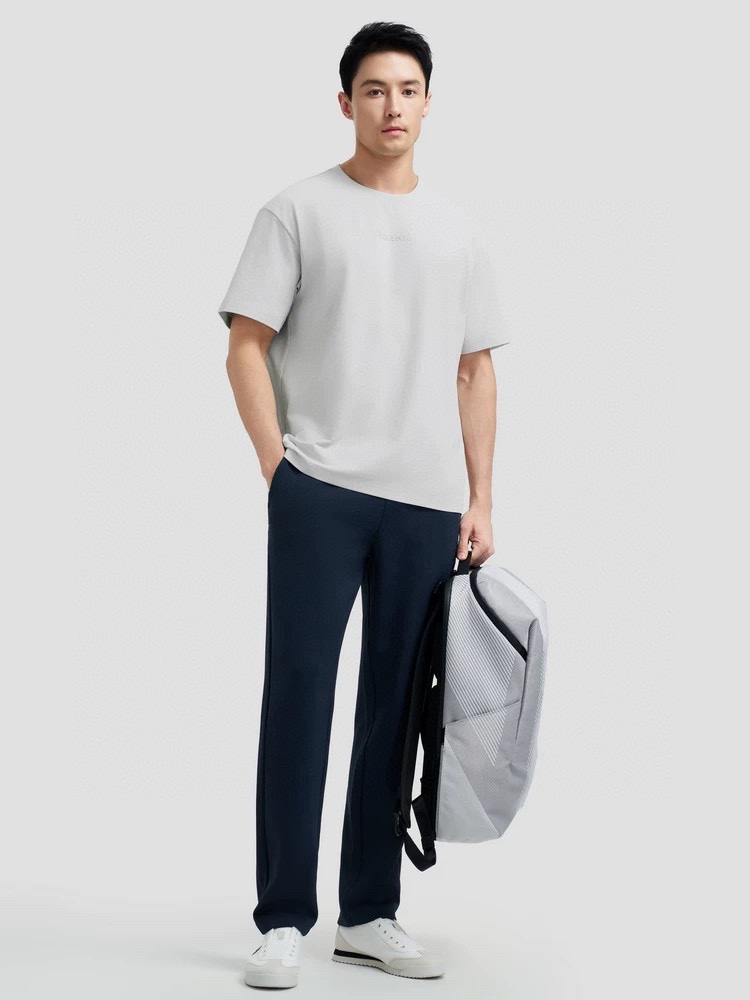 林P90 DESCENTE 迪桑特ESSENTIAL男女同款防晒T恤短袖针织衫夏季新品夏日型动,干就出色
夏日的炽热阳光下,每一次挥汗都是对自我的挑战。穿上迪桑特速干短袖,让你告别粘腻束缚,尽享干爽自由。
迪桑特前沿科技面料,拥有卓越的透气性能。细密的纤维结构如同无数个微型通风口,快速排出湿气,加速蒸发,即使高强度运动后大汗淋漓,也能迅速恢复干爽,始终保持身体舒适。
简约流畅的设计,贴合人体运动曲线,无论奔跑、跳跃还是伸展,都能自由舒展,毫无束缚。精致的细节处理,彰显品质与格调,日常出行或运动健身都能轻松驾驭,是型格与功能的完美融合。
选择迪桑特速干短袖,开启清爽夏日,释放无限活力 ,拥抱每一个热爱运动与生活的瞬间。
颜色:黑色 白色 深灰色 浅灰色
尺码:M L XL XXL
M码: 胸围54 衣长71 肩宽52 【120-130斤】
L码: 胸围56 衣长73 肩宽54【130-150斤】
XL码: 胸围58 衣长75肩宽56【150-170斤】
XXL码:胸围60 衣长77 肩宽58【170-190斤】