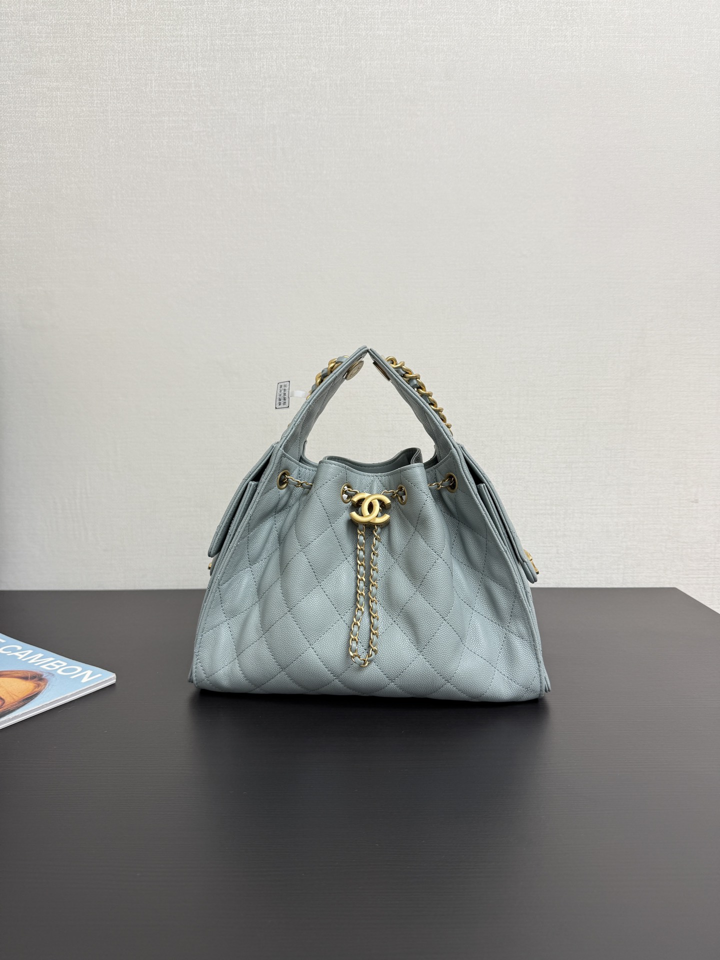 El bolso HOBO de tamaño mediano de 25c está disponible esta temporada. Es llamativo a primera vista. Tiene una cadena a…