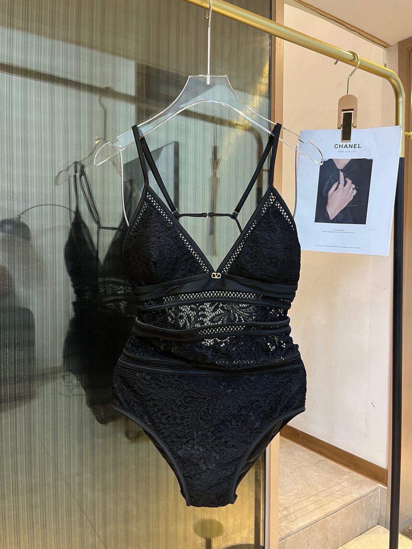 NO:374578,Valentino's latest beach series one-piece swimsuit can be said to be the ceiling of the swimsuit. It is highly recommended!  The real thing is very high-end, the swimsuit is too worn outside, how to wear it, how to look good at the beach vacation, super film, swimsuits suitable for a variety of scenes♀Seaside Swimming pool, hot spring, water park, rafting can be worn inside and outside, S M L XL swimsuits, swimsuits, bikinis, valentino, swimsuits, bikinis19860909 华伦天奴最新款沙滩系列连体式泳衣 可以说是游泳衣的天花板了强烈推荐！ 实物非常高级,泳衣外穿太了,怎么穿怎么好看海边度假,超级出片,适合多种场景的游泳衣♀海边 游泳池 温泉 水上乐园 漂流都可以内搭外穿也完全可以 S M L XL泳衣泳裤比基尼,泳衣，泳裤，比基尼,valentino,swimsuits,bikinis,accessory