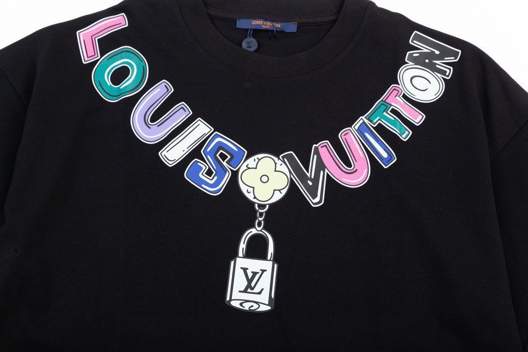 路易威登/Louis Vuitton 夏季新款 经典项链吊坠彩色字母圆领短袖T恤