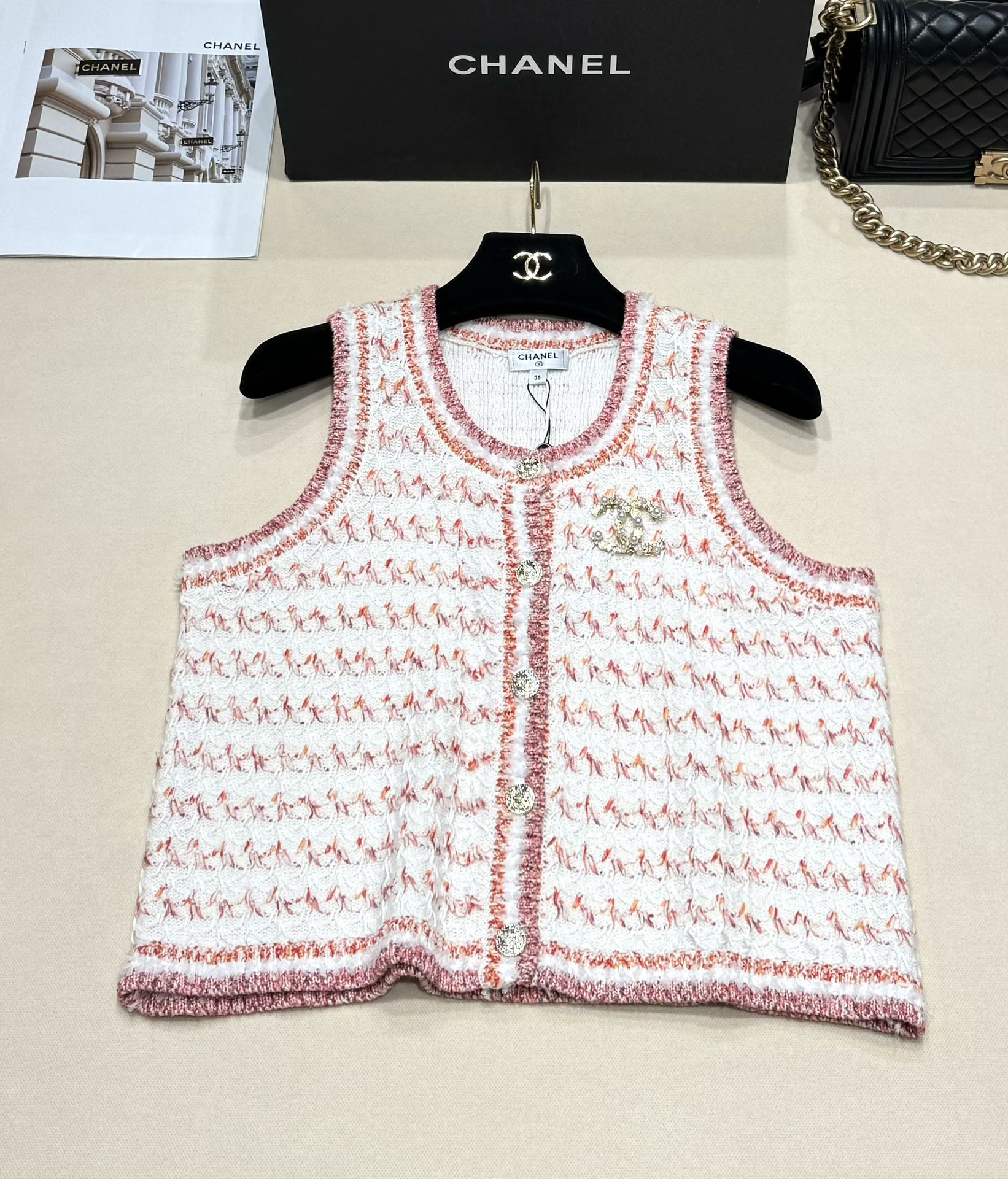 NO:448676,Chanel 25 summer new style, handmade knitted vest cardigan, pink and white woven fabric has a thick tweed texture, contrasting color piping outlines neatly, sweet but not greasy, metal buttons + double C mark, weld the noble to the body, sleeveless design is suitable for layering, single wear with skirts, sml, chanel, skirts, alexander wang19860909Chanel 25夏季新款 手工坊针织背心开衫 粉白编织面料自带粗花呢质感 撞色滚边勾勒利落轮廓 甜而不腻 金属纽扣+双C标 把贵气焊在身上 无袖设计适配叠穿 单穿配裙装也超绝sml,,chanel,skirts,alexander wang,Women's clothing