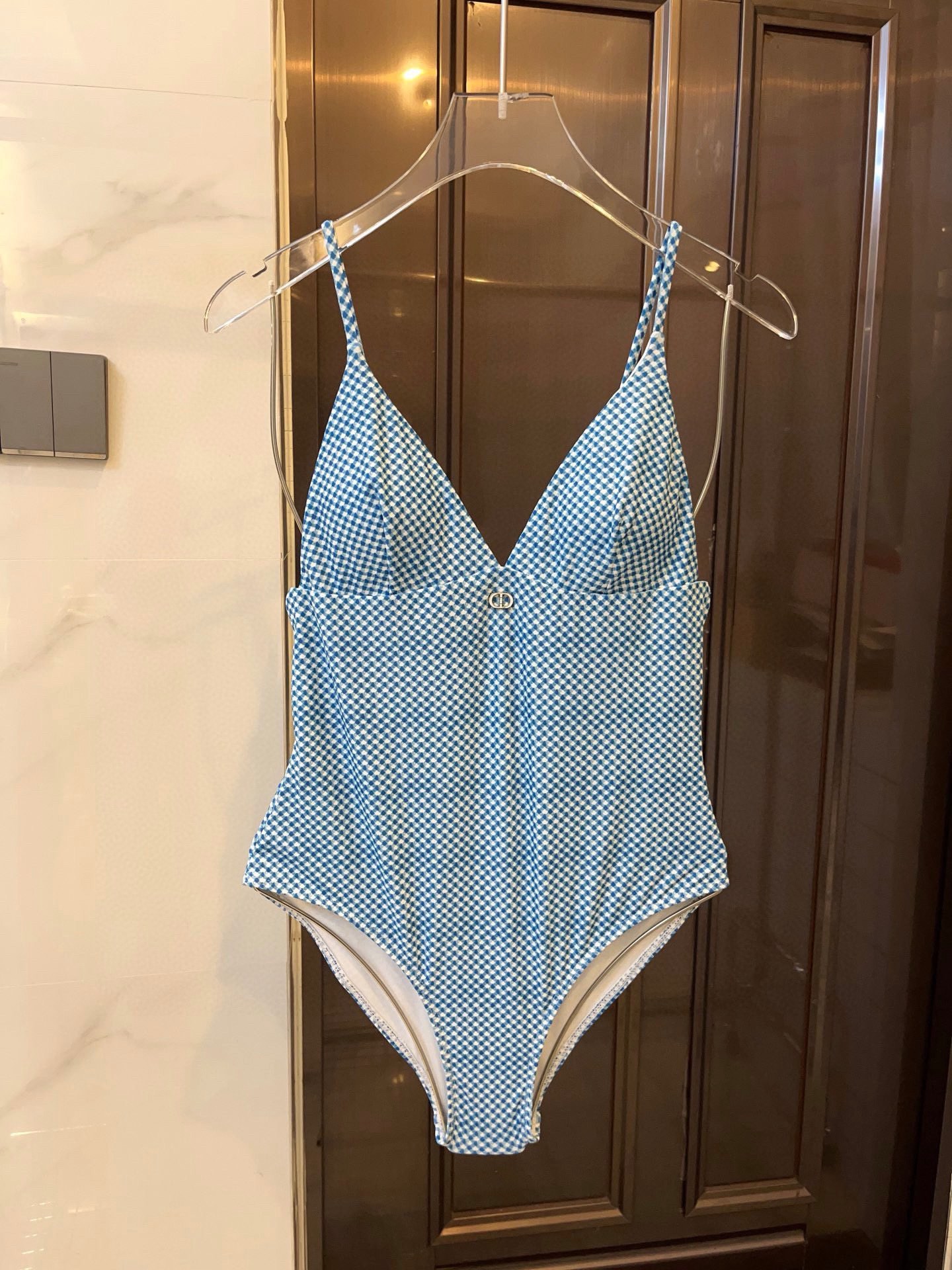 NO:374202,Dior suspender V-neck one-piece swimsuit Sexy goddess is suitable for a variety of scenes Swimming suits ♀ Beach, Swimming pool, Hot Spring, Water Park, Rafting can be worn inside and outside, and it is completely possible. The fabric is breathable and comfortable. Quick-drying elastic swimsuits are more easy to clean. S M L swimsuits, swimsuits, bikinis, dior, dior, swimsuits, bikinis19860909 Dior迪奥吊带V领连体泳衣 性感女神适合多种场景的游泳衣♀海边 游泳池 温泉 水上乐园 漂流都可以内搭外穿也完全可以 面料透气舒适.速干弹性的游泳衣更加帖肤易清洗 码数S M L泳衣泳裤比基尼,泳衣，泳裤，比基尼,dior,dior,swimsuits,bikinis,accessory