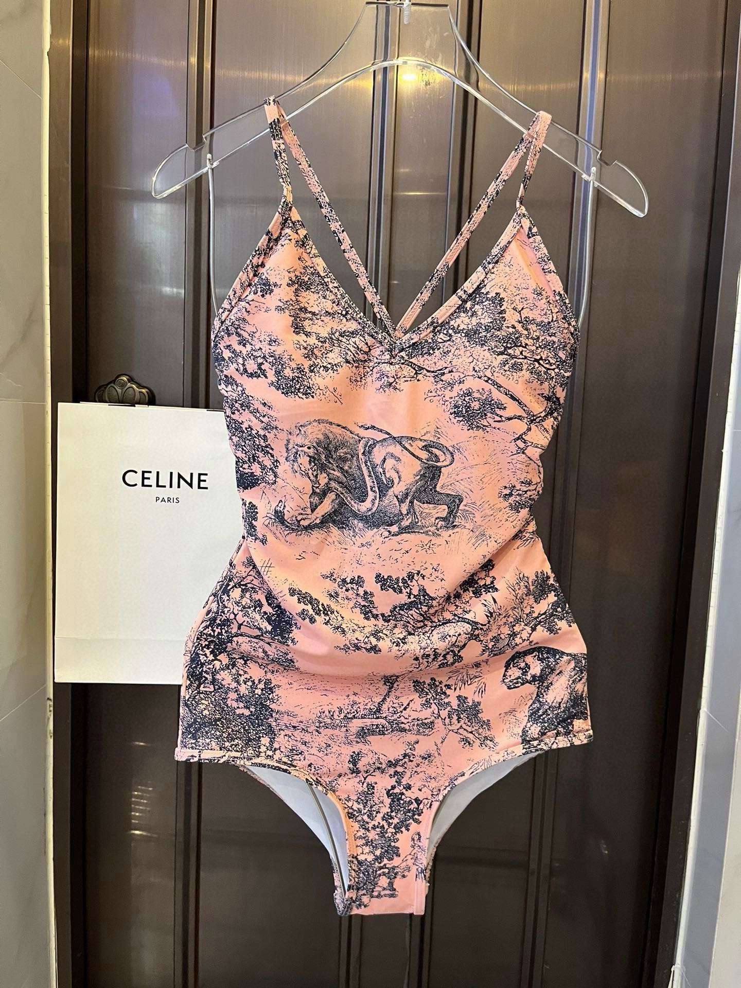 NO:374173,Dior official new one-piece swimsuit bikini, S M L XL swimsuit swim trunk bikini, swimsuit, swimming trunk, bikini, dior, dior, swimsuits, bikinis19860909Dior迪奥官方新款连体泳衣比基尼,S M L XL泳衣泳裤比基尼,泳衣，泳裤，比基尼,dior,dior,swimsuits,bikinis,accessory