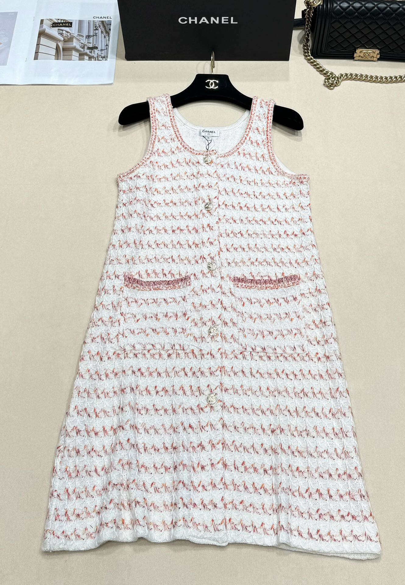 NO:448622,Chanel 25 summer new style, handmade knitted vest skirt, pink and white knitted texture with a retro tone, delicate tweed texture, high-end touch, neat and elegant, metal button embellishment, pink edge pockets on both sides, playful and small thoughts, straight cuts that don't pick on the figure, wear it and feel like a rich girl is a perfect versatile battle robe, layered coat sml, chanel, skirts, alexander wang19860909Chanel 25夏季新款 手工坊针织背心裙 粉白编织纹理自带复古腔调 细腻粗花呢质感 摸得到的高级 利落又显气质 金属纽扣点缀 两侧粉边口袋 藏着俏皮小心思 不挑身材的直筒剪裁 穿上就是富家千金即视感 妥妥的四季百搭战袍 叠穿大衣sml,,chanel,skirts,alexander wang,Women's clothing