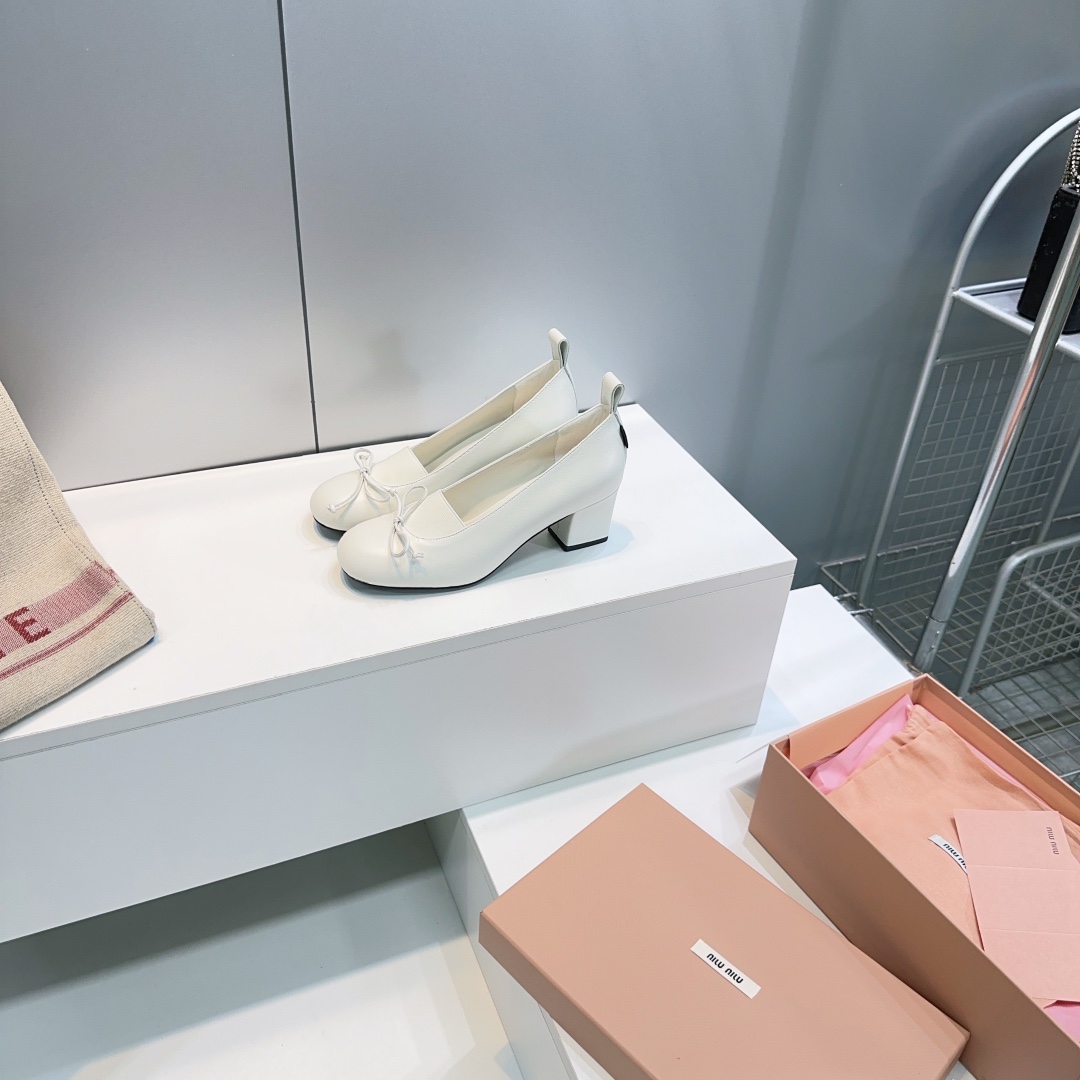 NO:405284,High quality!  Top quality miumiu 25 spring and summer new simple retro bow round head thick heel shoes!  The fresh spring and summer color scheme is beautiful, and the daily outfits are very suitable for each other. The heel has an exclusive logo style, which shows the elegant charm on the feet!  The upper uses original mixed-bred sheepskin, inner footbed sheepskin, and imported genuine leather sole from Italy!  Number of sizes: 35-40 (40 custom made without return) with original packaging, single shoes, miumiu, sheepskin, Leather soles19860909高品质！顶级品质miumiu缪缪25春夏新款简易复古蝴蝶结圆头粗跟单鞋！春夏清新配色曲线优美,日常穿搭都很搭后跟有专属标识性Logo格调,上脚尽显优雅魅力！ 鞋面采用原版混种羊皮 内里垫脚羊皮 意大利进口真皮大底！ 码数:35-40（40 定做不退换） 配原版包装,单鞋,miumiu,sheepskin,Leather soles,Women's Shoes