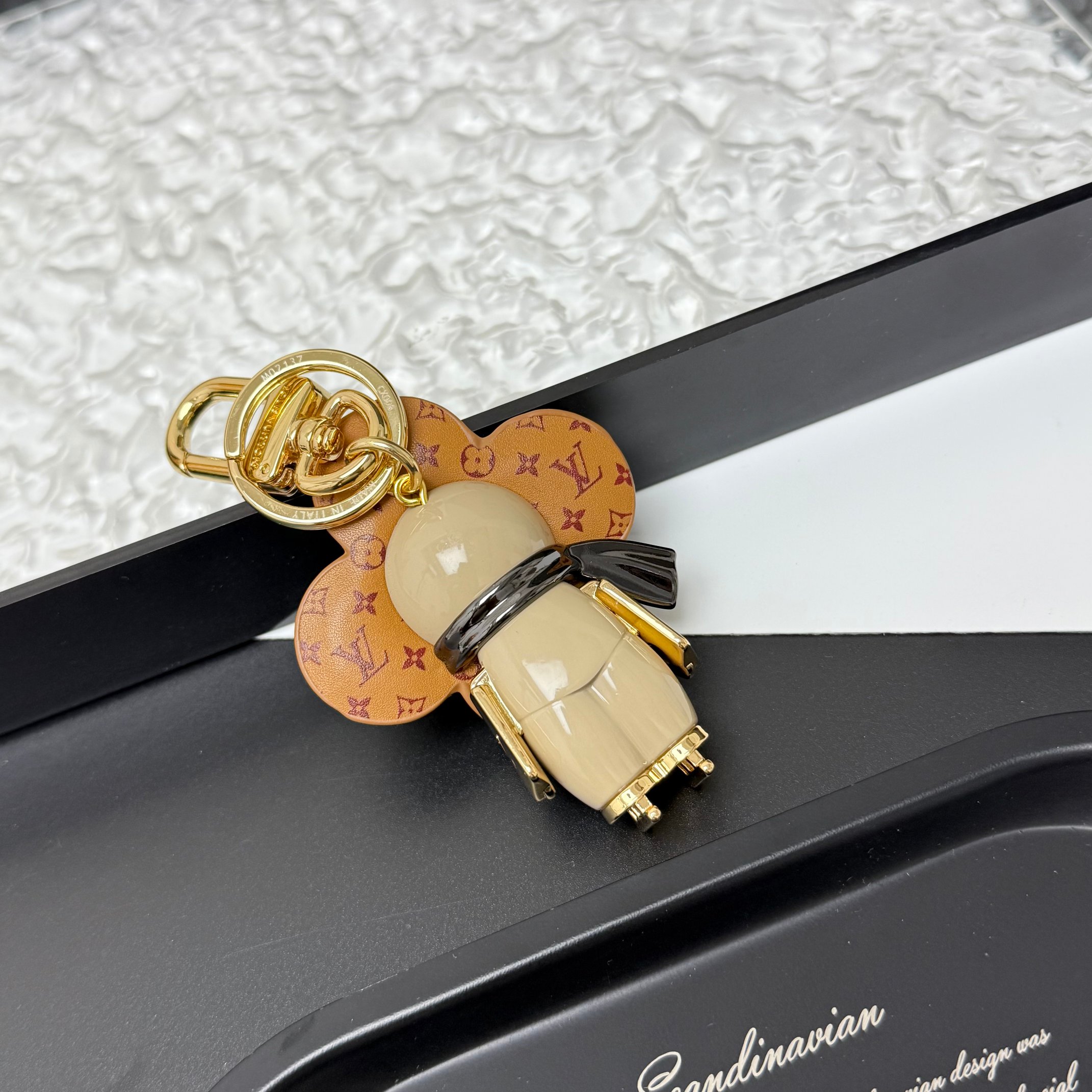 LV圣诞🧑‍🎄🎄包饰
今天刚到了热呼呼的现货
喜欢这个质感的Vivienne
这一季的☕️印花还是很喜欢
