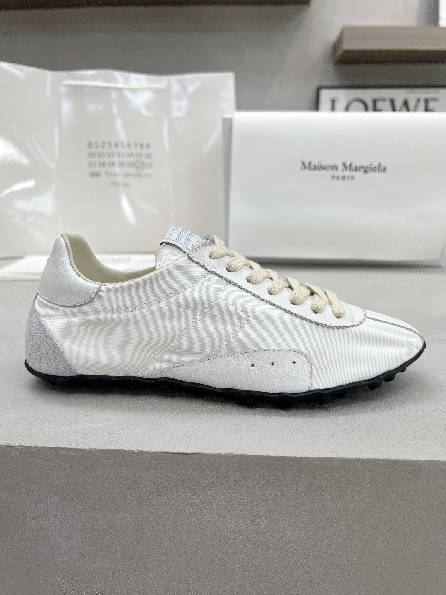 NO:351249,Top priced version 1:1 Majila Couple sports and casual shoes. The main products of each platform are selling hot products. Purchase the original comparison material to make the goods. The symmetrical last is perfect. The comfort is excellent. Super easy to wear. The sports bottom is strong. Fabric: Napa calf leather/high mercerized beef reverse velvet leather/pair fabric. Lining: Original customized cowhide lining/original short velvet fabric (sweat-absorbing and breathable) Fighting: Advanced cowhide foot pad (sweat-absorbing and high-circuit embossing logo) Outsole: Original open mold raw glue sole (super soft and wear-resistant and unsole) Packaging: Original packaging Size: Women's 35-40# (female 41 order) Men's 39-45# 39.40.41.# indicates men and women,,masion margiela,cowhide19860909实价顶级版1:1马吉拉 情侣运动休闲鞋 各平台主推卖爆品  购入原版对比材质做货 格位对称楦型完美 舒适度佳超级好穿运动底面抓地力强 面料:纳帕小牛皮/高丝光牛反绒皮/对版布料 里料:原版定制牛皮里/原版短绒布料（吸汗透气） 垫脚:高级牛皮垫脚（对版高周波压印logo） 大底:原版开模生胶大底（超软耐磨不断底） 包装:原版包装 码数:女35－40#（女41订）  男39－45# 报单时39.40.41.#注明男女,,masion margiela,cowhide,Men's shoes