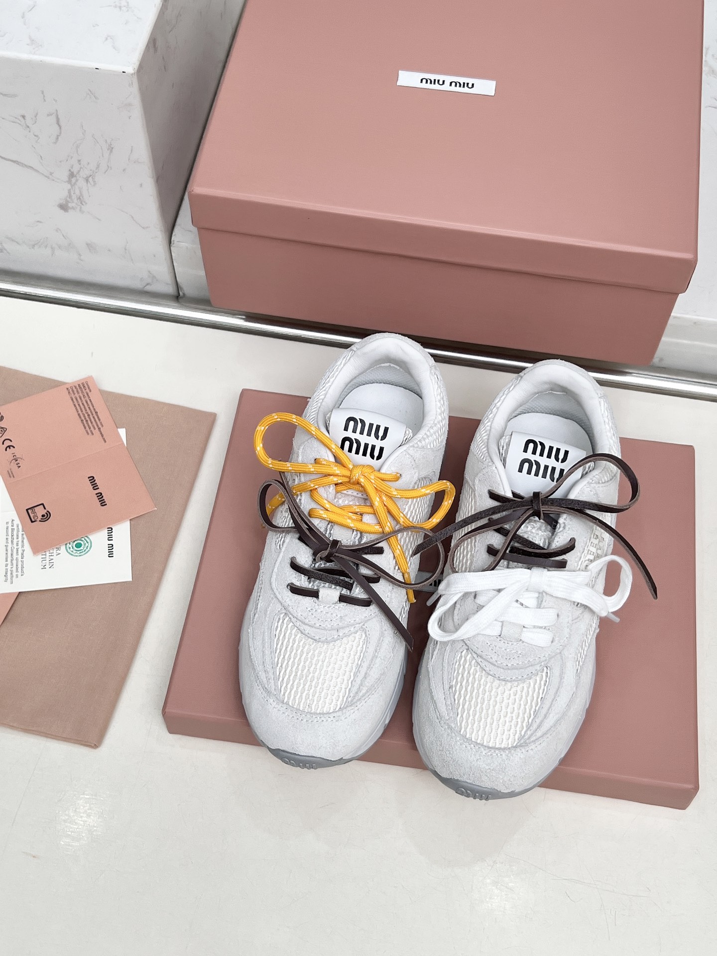 NO:407469,Miumiu Miu Miu The latest retro style dad shoes sneakers are the most popular sneakers. One that has to be bought ~ old fashioned, simple and high-end. It is very comfortable to match with the feet casually. It is a must-have for the year. The latest catwalk sports dad shoes are popular by bloggers at home and abroad. Xiaohongshu grass planting series. Retro and fashionable. The beautiful and simple sports board shoe design. The highly recognizable tongue creates a Buddhist sweet casual style~~ The aura on the feet is very casually matched. Mainstream double shoelace design. The main feature is a fashion. It uses imported cowhide leather mesh material. The inner mixed-bred sheepskin original mold open sole. Size 35-40 (41 custom made without return or exchange), casual shoes/sports shoes, miumiu, sneakers, cowhide, sheepskin19860909miumiu缪缪 最新款复古风老爹鞋运动鞋颜值担当火爆款运动鞋 不得不入的一款～做旧时尚,简约高级 随意搭配上脚非常舒适,年度必入款 最新走秀款运动老爹鞋国内外博主刷爆的一款 小红书种草系列 复古又时髦上脚美炸了简约的运动板鞋设计,极具辨识度的鞋舌,打造佛系甜美的休闲风~~上脚气场十足随意搭配 主流双鞋带设计 主打一个时尚 选用进口牛皮磨砂皮网纱材质 内里混种羊皮里 原版开模大底 码数35-40（41定做不退换）,休闲鞋/运动鞋,miumiu,sneakers,cowhide,sheepskin,Women's Shoes