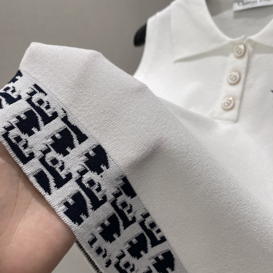 
Ｄ家 25早秋新款 翻领针织背心 胸前刺绣蜜蜂字母logo➕后背刺绣字母 高级感十足～面料舒适透气 下