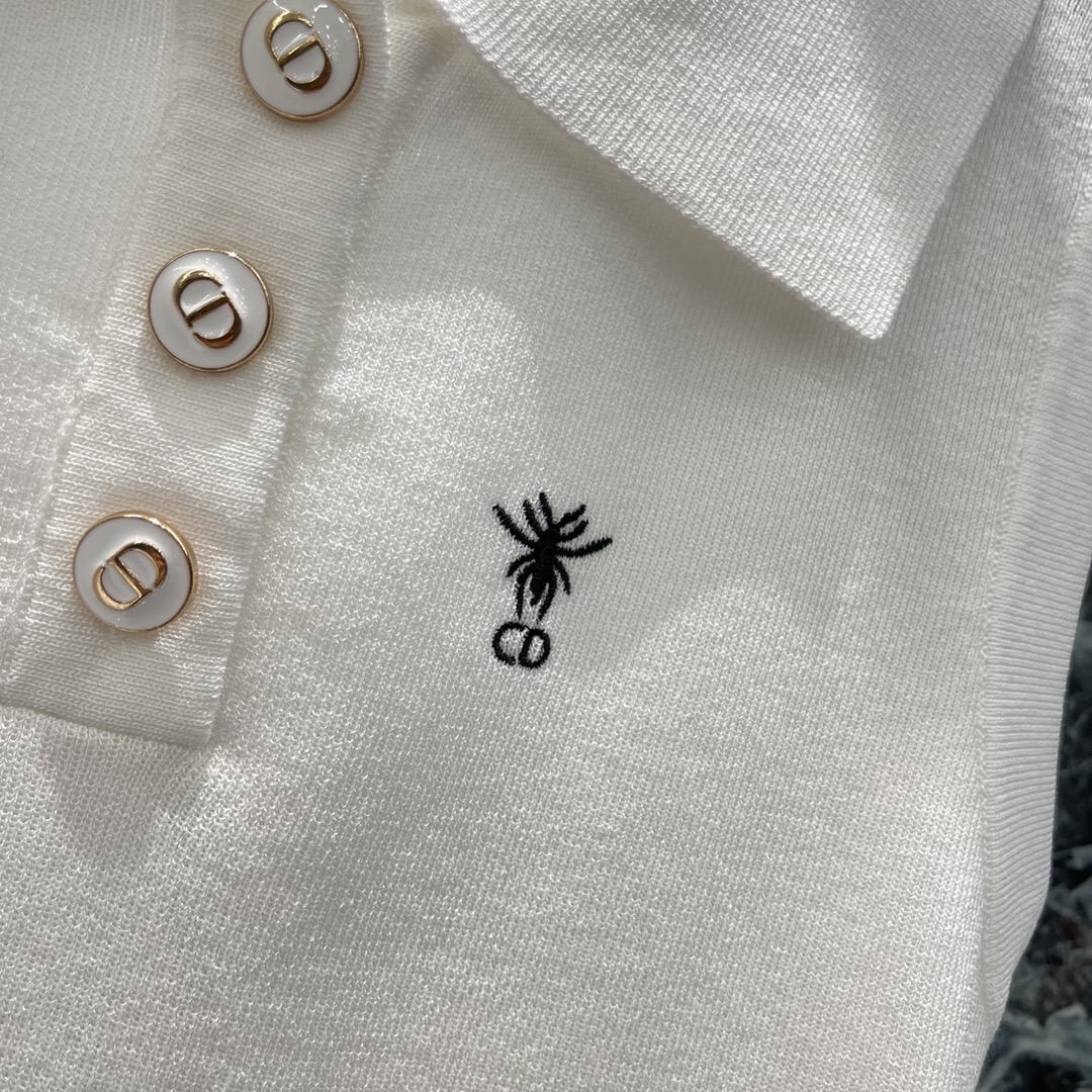 
Ｄ家 25早秋新款 翻领针织背心 胸前刺绣蜜蜂字母logo➕后背刺绣字母 高级感十足～面料舒适透气 下