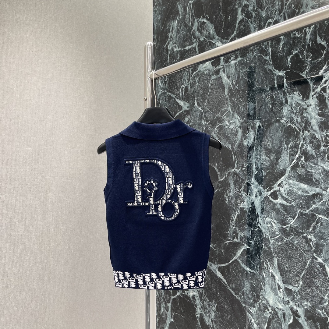 
Ｄ家 25早秋新款 翻领针织背心 胸前刺绣蜜蜂字母logo➕后背刺绣字母 高级感十足～面料舒适透气 下