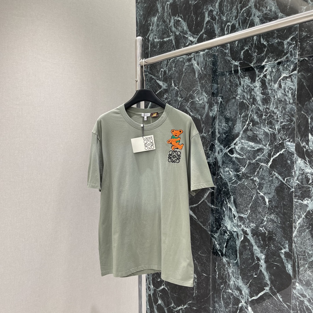 
罗意威 25早秋新款 微标小熊绣花短袖T恤 胸前饰有小熊毛巾布刺绣点缀 标志徽标刺绣 采用立体刺绣工艺
