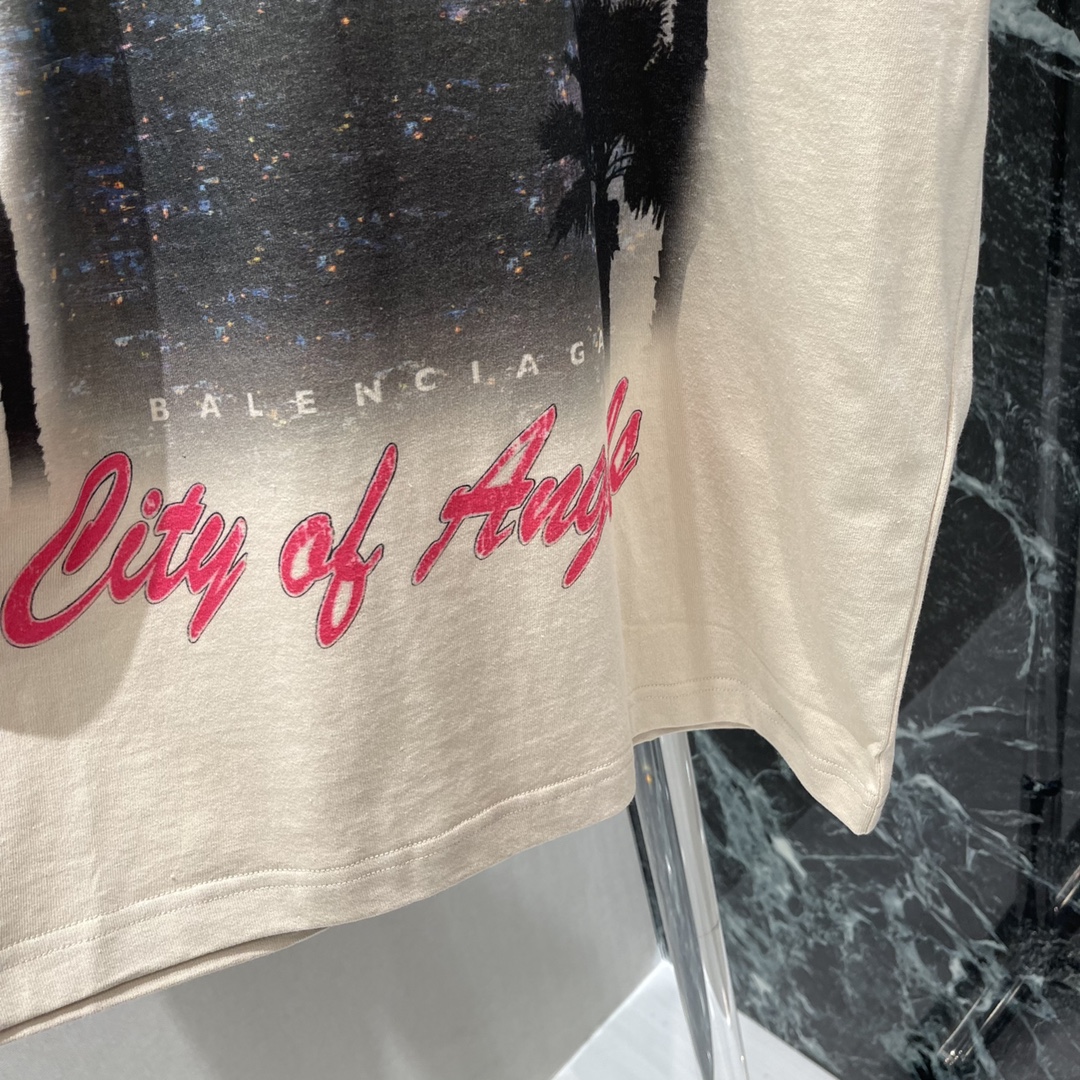 
Balenciag* 25早秋新款 印花水洗做旧短袖T恤 天使之城印花系列 通过水洗做旧处理 质感满满