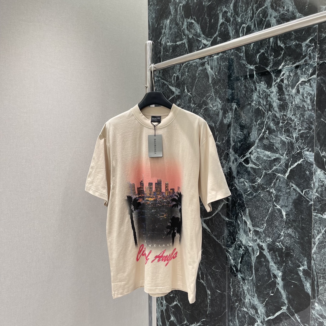 
Balenciag* 25早秋新款 印花水洗做旧短袖T恤 天使之城印花系列 通过水洗做旧处理 质感满满
