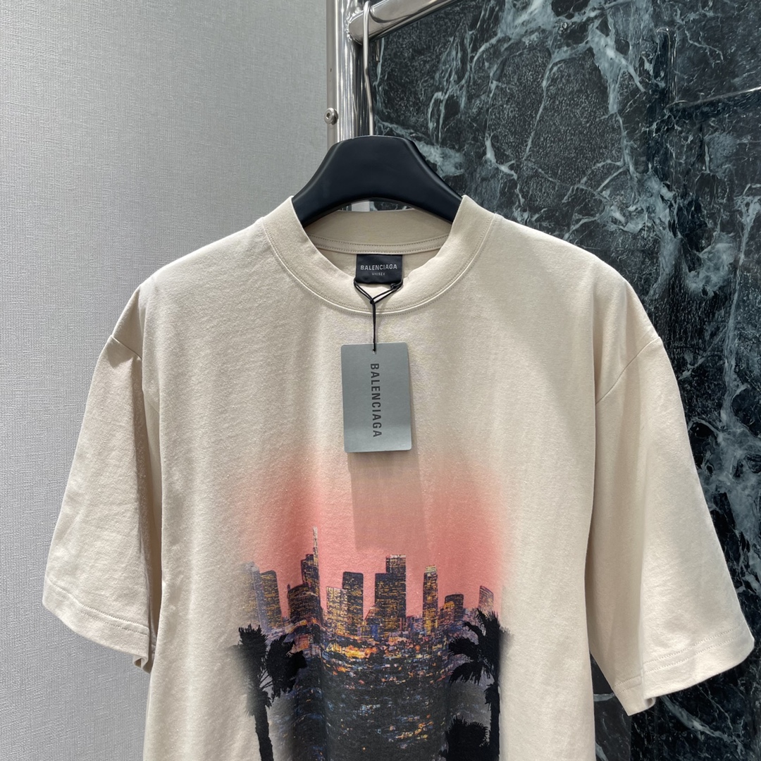 
Balenciag* 25早秋新款 印花水洗做旧短袖T恤 天使之城印花系列 通过水洗做旧处理 质感满满