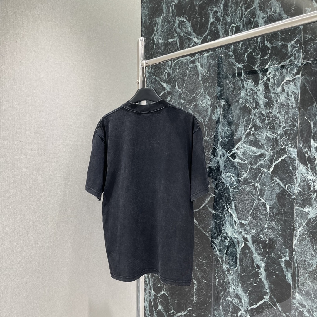 
Balenciag* 25早秋新款 印花水洗做旧短袖T恤 天使之城印花系列 通过水洗做旧处理 质感满满