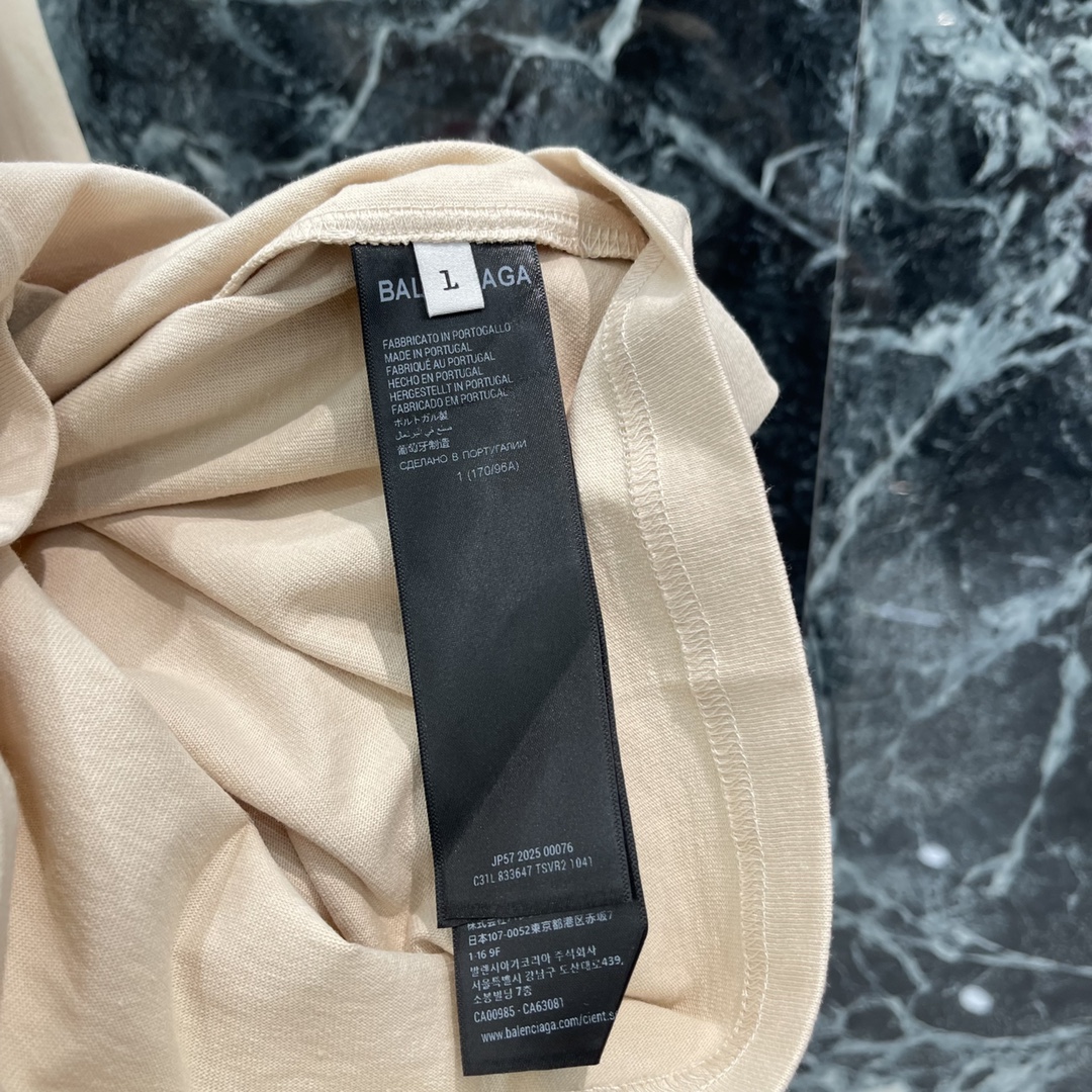 
Balenciag* 25早秋新款 印花水洗做旧短袖T恤 天使之城印花系列 通过水洗做旧处理 质感满满