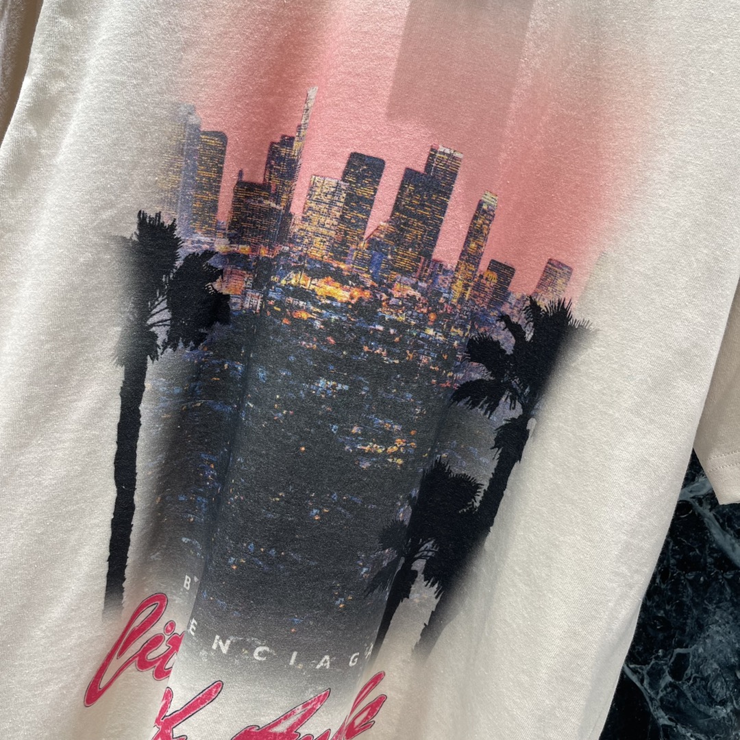 
Balenciag* 25早秋新款 印花水洗做旧短袖T恤 天使之城印花系列 通过水洗做旧处理 质感满满