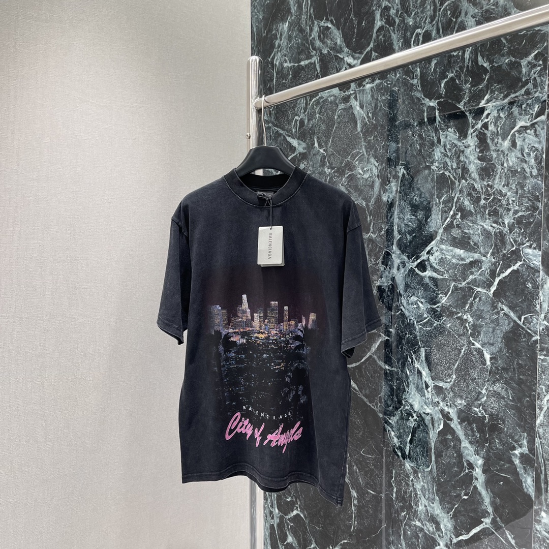 
Balenciag* 25早秋新款 印花水洗做旧短袖T恤 天使之城印花系列 通过水洗做旧处理 质感满满