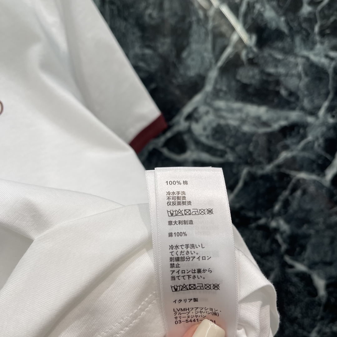 
CE 25早秋新款 撞色印花短袖T恤 胸前字母logo印花 低调奢华！时髦精必备单品解锁所有穿搭！经典