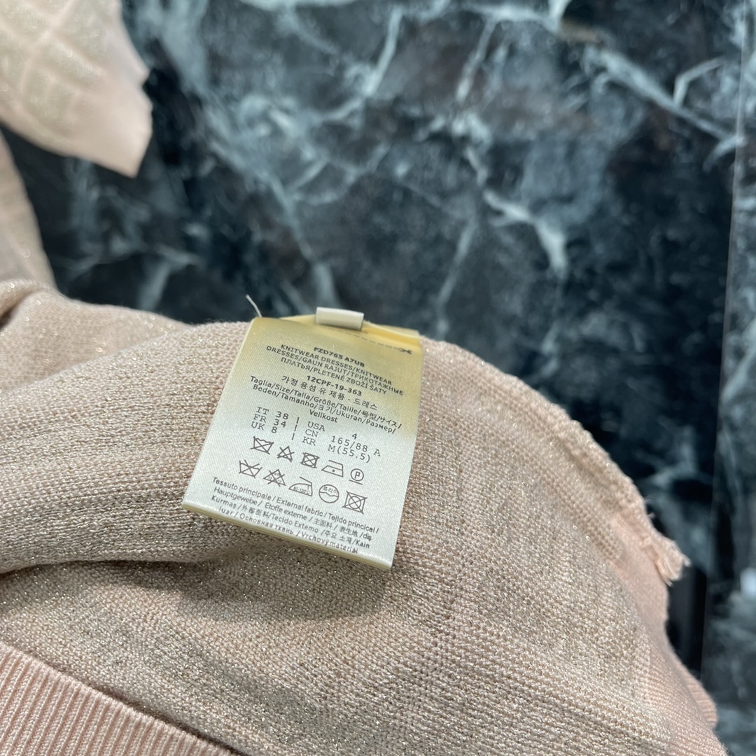 
FD 25早秋新款 提花针织短袖裙 成衣以螺纹包边收窄 同色系领边下摆➕通体双F提花图案 设计丰富凸显