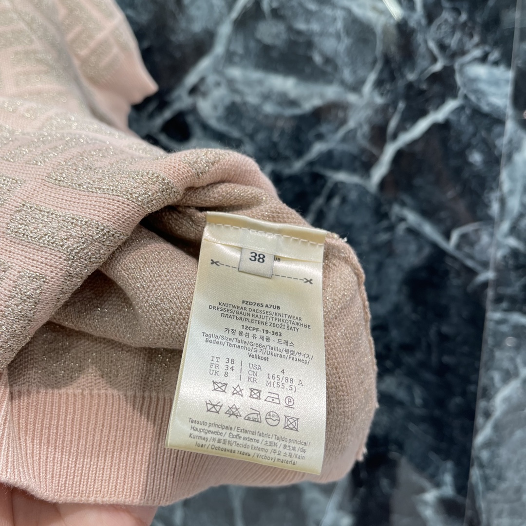 
FD 25早秋新款 圆领针织上衣 通体双F提花图案 设计丰富凸显层次 尽显优雅风范 衣橱日常通勤约会必