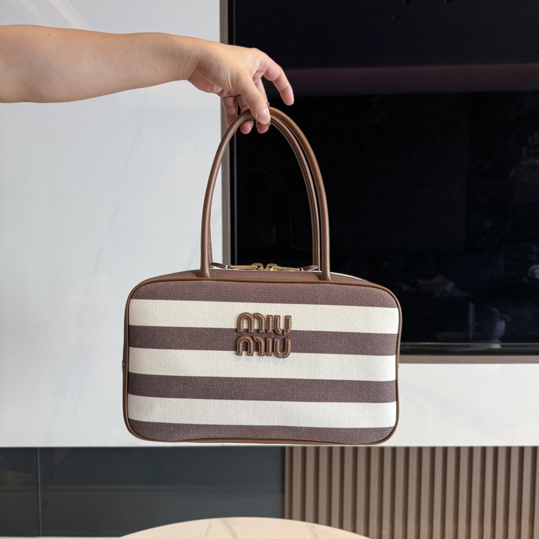 P780 MI* MI* 25 Beau French holiday style (elegant and lazy) Beau Stripes, effortless summer poetry, thin stripes are t…