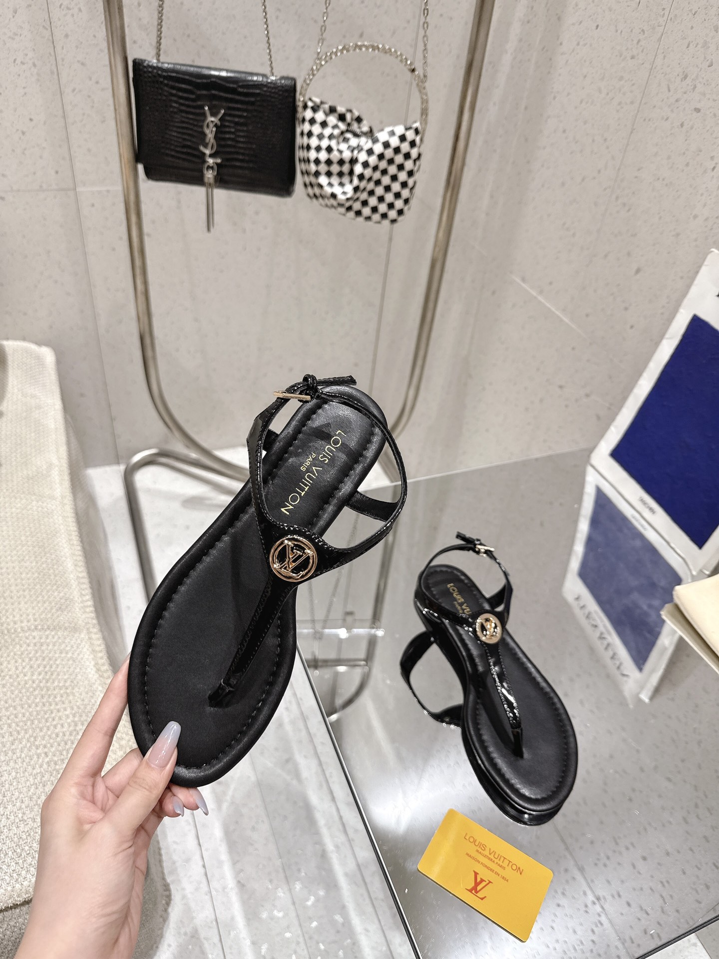 p320
25ss全新升级 完美楦头缔造出最完美的品质
Sunkiss平底夹趾拖鞋是时尚多样的鞋款，采用光泽的漆皮小牛皮制作。它们的极简美学通过同色系的五金配件得以提升：前带上的LV Circle饰品和后带上的矩形扣子。鞋底采用轻质真皮大底，提供最佳的舒适感和耐用性。

♺ 鞋面: 进口漆皮

♺ 内里:  羊皮内里

♺ 大底：意大利真皮大底

♺ 鞋码:  35-41（ 40.41定做不退换）