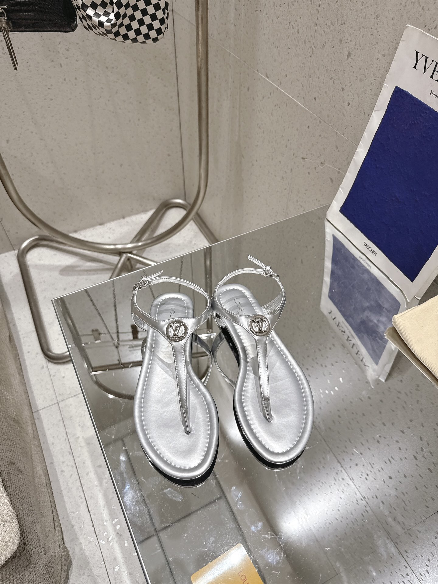 NO:406767,25ss new upgrades, perfect lasts create the perfect quality Sunkiss flat-toed slippers are fashionable and diverse shoes made of gloss patent leather calfskin. Their minimalist aesthetics enhance the LV Circle jewelry on the front belt and the rectangular buttons on the rear belt through hardware accessories of the same color. The sole uses a lightweight genuine leather outsole for optimal comfort and durability. Upper: Imported patent leather Inner: Sheepskin Inner Outsole Italian genuine leather outsole Shoe size: 35-41 (40.41 custom made without return), sandals, louis vuitton, sandals, slippers, cowhide, sheepskin, Leather soles1986090925ss全新升级 完美楦头缔造出最完美的品质 Sunkiss平底夹趾拖鞋是时尚多样的鞋款,采用光泽的漆皮小牛皮制作.它们的极简美学通过同色系的五金配件得以提升前带上的LV Circle饰品和后带上的矩形扣子.鞋底采用轻质真皮大底,提供最佳的舒适感和耐用性. 鞋面: 进口漆皮 内里: 羊皮内里 大底意大利真皮大底 鞋码: 35-41（ 40.41定做不退换）,凉鞋,louis vuitton,sandals,slippers,cowhide,sheepskin,Leather soles,Women's Shoes