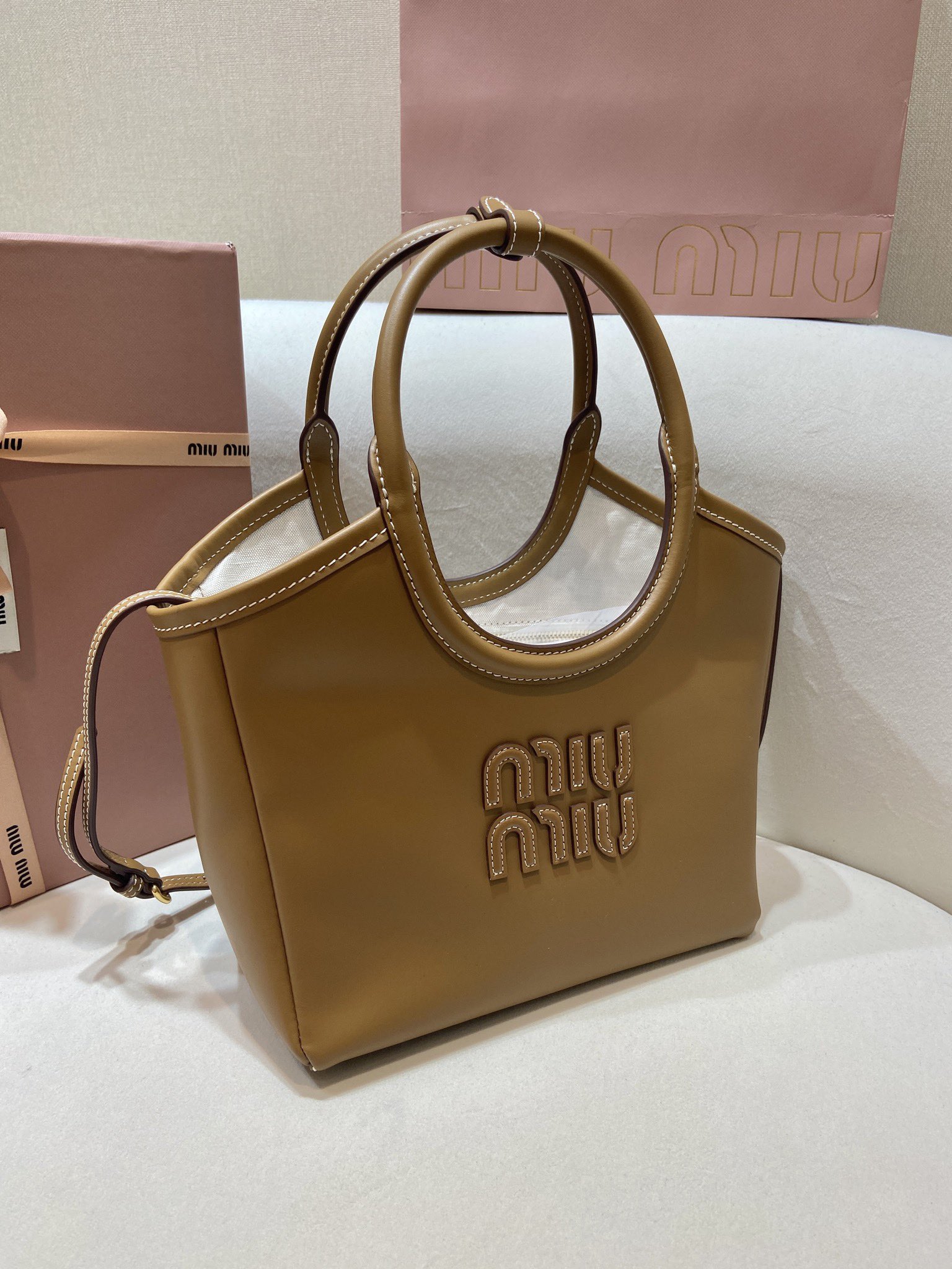 Luxury Leather Tote Bag with Adjustable Strap, Stylish & Versatile Design 3 i1749195712 8038 1