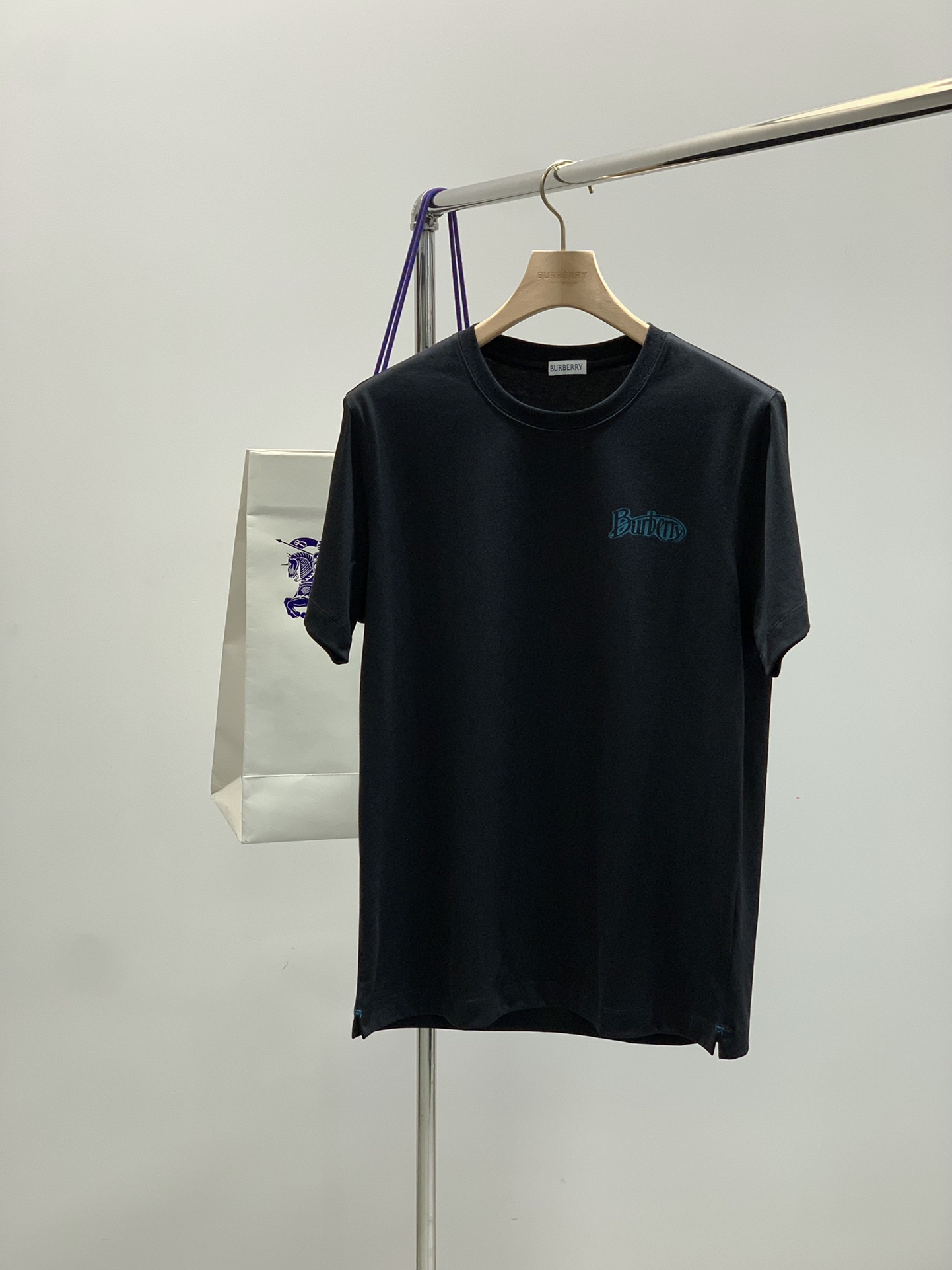 NO:427274,,Burberry Burberry, the latest summer products, available at the counter at the same time, original singles, fashionable and casual round neck short-sleeved T-shirt, imported original fabric, comfortable and breathable upper body, top printing craft letter pattern decoration logo, extremely high grade, comfortable and versatile, top body handsome, 2 colors recommended, code number M-3Xl, ,burberry, burberry, T-shirt,tees, t-shirt,alexander wang19860909,Burberry 巴宝莉,夏季最新品,专柜同步有售,原单狠货,时尚休闲圆领短袖T恤,进口原版面料,上身舒适透气,顶级印花工艺字母图案装饰logo,档次极高,舒适百搭,上身帅气十足,2色推荐,码数M-3Xl,,burberry,burberry,T-shirt,tees，t-shirt,alexander wang,Men's clothing