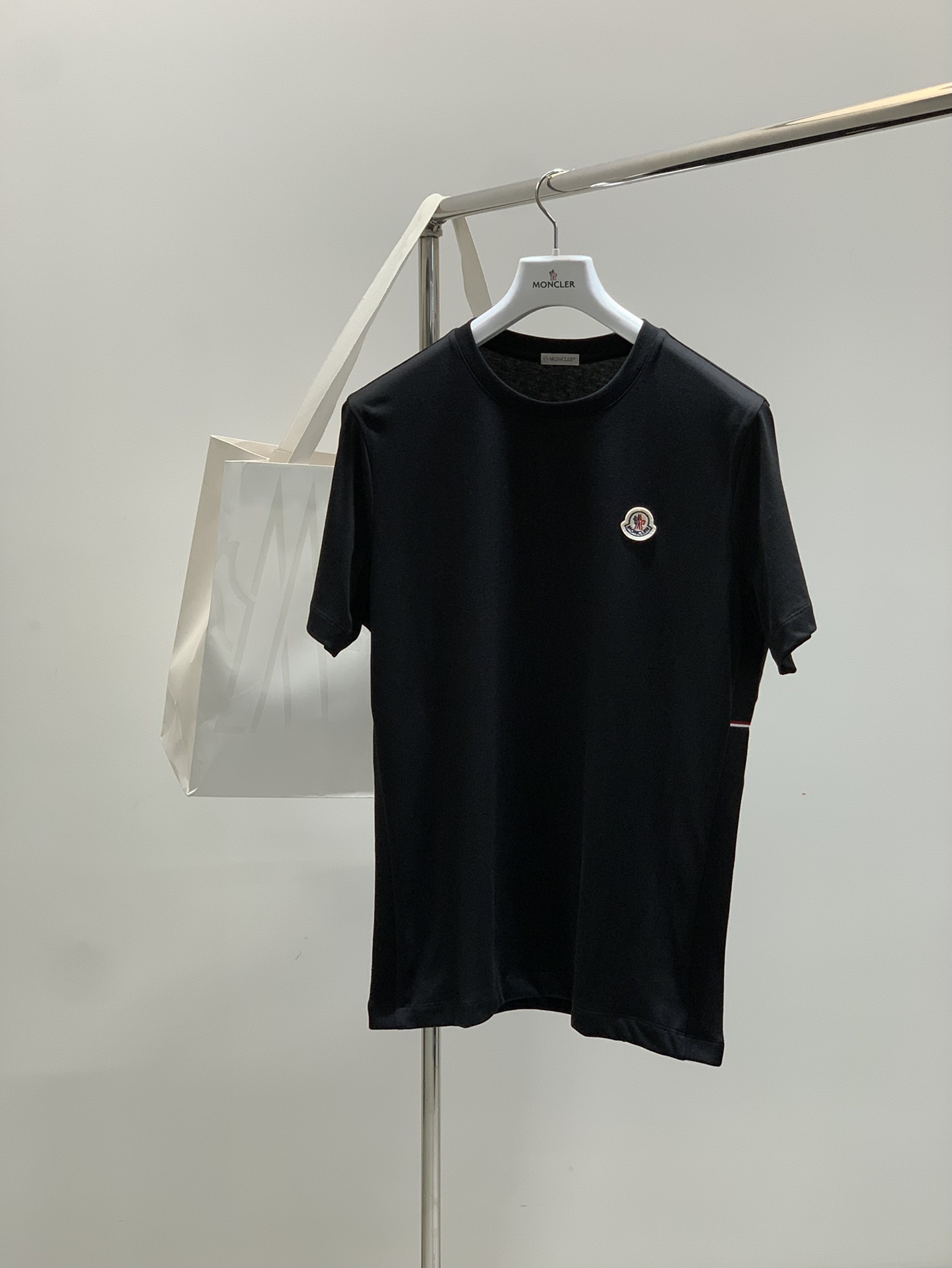 NO:452575,,Moncler cover, the latest summer product, available at the counter at the same time, original single ruthless goods, fashionable and casual round neck short-sleeved T-shirt, comfortable upper body!  Eye-catching and highlighted, using imported original fabric, top-grade embroidery printing craft letter pattern logo, simple but not lacking in fashion, fashionable and handsome upper body, 2 colors recommended, code number M-3XL, Moncler, T-shirt,tees, t-shirt,alexander wang19860909,Moncler 蒙口,夏季最新品,专柜同步有售,原单狠货,时尚休闲圆领短袖T恤,上身舒适！吸睛而有亮点,采用进口原版面料,顶级刺绣印花工艺字母图案logo,简单而不失时尚,上身时尚帅气,2色推荐,码数M-3XL,,Moncler,T-shirt,tees，t-shirt,alexander wang,Men's clothing