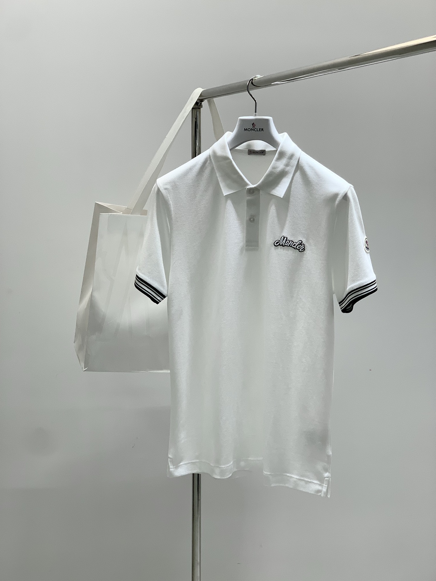 NO:427289,,Moncler cover, the latest summer product, available at the counter at the same time, original single ruthless goods, fashionable and casual lapel short-sleeved T-shirt, comfortable upper body!  Eye-catching and highlighted, using imported original fabric, top-grade embroidery craft letter pattern logo, simple but not lacking in fashion, fashionable and handsome on the upper body, 2 colors recommended, code number M-3XL, Moncler, T-shirt,tees, t-shirt,alexander wang19860909,Moncler 蒙口,夏季最新品,专柜同步有售,原单狠货,时尚休闲翻领短袖T恤,上身舒适！吸睛而有亮点,采用进口原版面料,顶级刺绣工艺字母图案logo,简单而不失时尚,上身时尚帅气,2色推荐,码数M-3XL,,Moncler,T-shirt,tees，t-shirt,alexander wang,Men's clothing