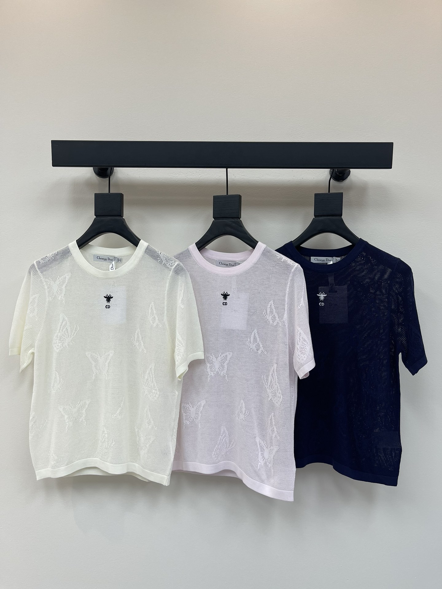 NO:421014,Dio*25 new butterfly hollow knitted short sleeves!  Custom imported silk material, shiny and comfortable, interwoven with hollow crochet texture, presenting butterfly hollow pattern, showing the overall slightly transparent effect, showing the brand tone, the regular version is inclusive, the body is versatile, and the skin tone is not picky about age, and the skin tone is matched with skirts and pants, suitable for age-reducing fashionable and retro style!  SML, dior, skirts, T-shirt, alexander wang19860909Dio*25新款蝴蝶镂空针织短袖！定制进口丝毛材质 质感光泽舒适 利用镂空钩针肌理交织 呈现蝴蝶镂空图案 整体呈现微透效果 展示品牌调性 常规版型包容身材百搭款式不挑年龄肤色 搭配裙装裤装 适配减龄时髦复古风格！SML,,dior,skirts,T-shirt,alexander wang,Women's clothing