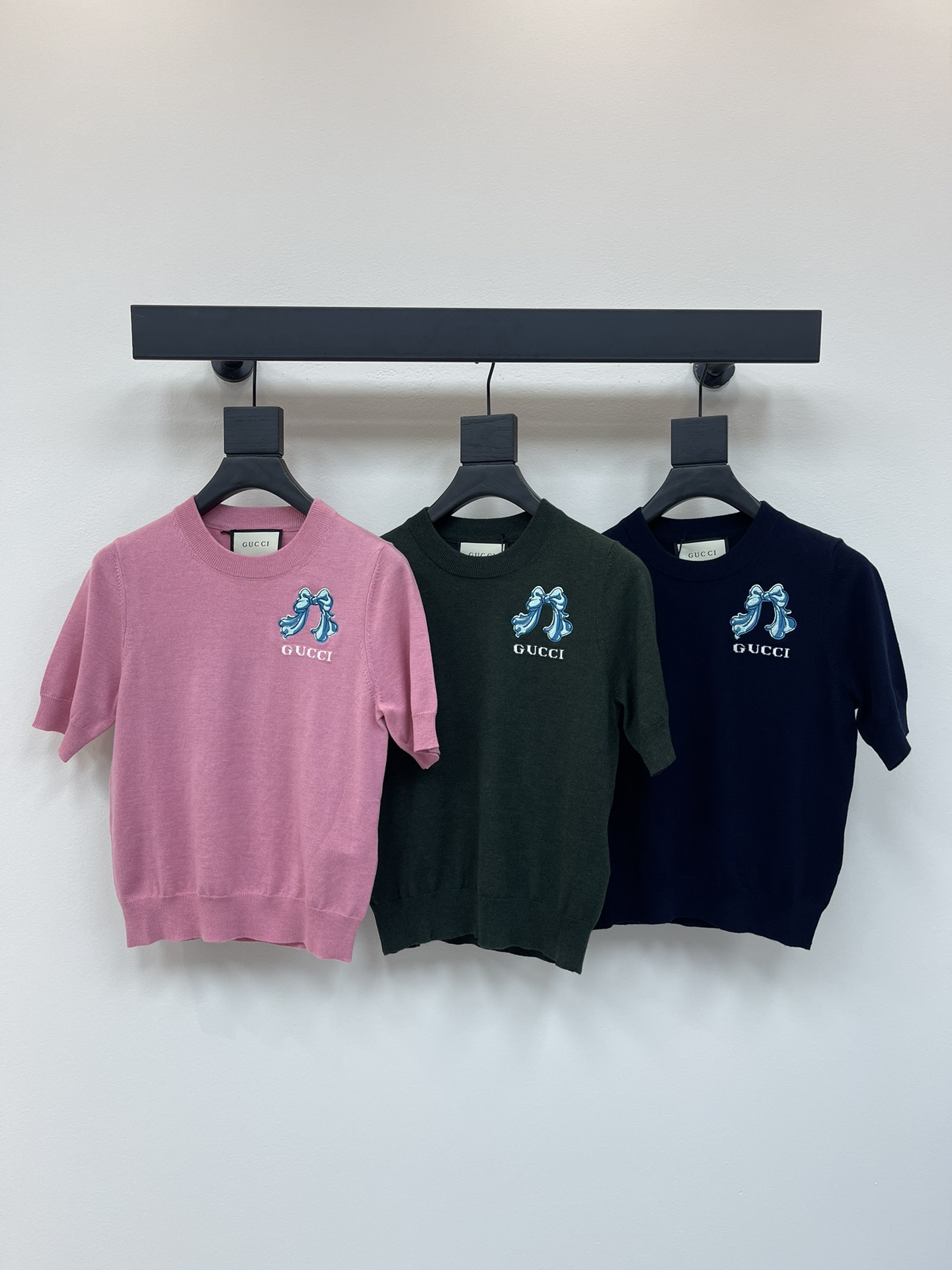 NO:421025,Gucc*25 new bow knitted short sleeves!  Customized wool yarn weaving, delicate texture, soft and comfortable, knitted short-sleeved cut, single-sided bow pattern, add fashionable tone, elastic fabric, fit the body, make it look slimmer, versatile style does not pick the age-reducing skin tone, the upper body is suitable for a fashionable retro style!  SML, gucci, T-shirt, alexander wang19860909Gucc*25新款蝴蝶结针织短袖！定制羊毛纱线织造 细腻肌理 柔软舒适 针织短袖裁剪 单侧蝴蝶结图案 增添时尚调性 通体弹性十足的面料 贴合身型更显瘦 百搭款式不挑年龄肤色 上身适配减龄时髦复古风格！SML,,gucci,T-shirt,alexander wang,Women's clothing