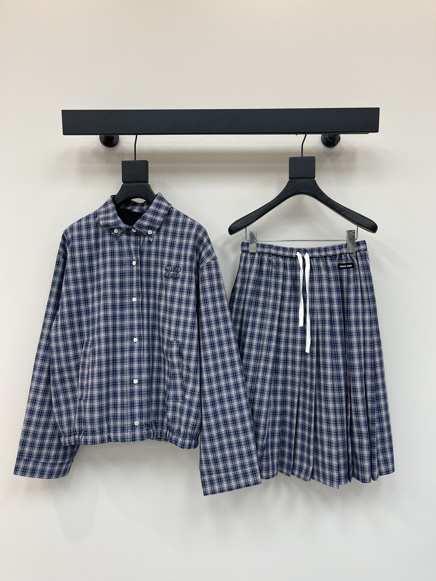 NO:419769,Shirt Skirt Miumi* 25 Spring and Summer New Intellectual Classic Check Long Sleeve Shirt + Pleated Skirt!  Custom-made woven fabrics are decorated with brand logo patches, elastic medium and high waist pleated skirt, a skirt is super large with materials, exquisite pleat position and pleat quantity, and the drooping feel is very good. The skirt is embellished with logo patches to add highlights, and the upper body is very three-dimensional!  A set of recommendations!  SML, miumiu, skirts, shirts, alexander wang19860909衬衫 半裙Miumi* 25春夏新款知识分子经典格纹长袖衬衫+百褶半身裙！定制色织面料 饰有品牌标识贴饰 松紧中高腰百褶裙身,一条裙子超大用料,褶位和褶量精致,垂感非常好,裙身点缀logo贴布增添亮点, 上身非常有立体感！一套推荐！SML,,miumiu,skirts,shirts,alexander wang,Women's clothing