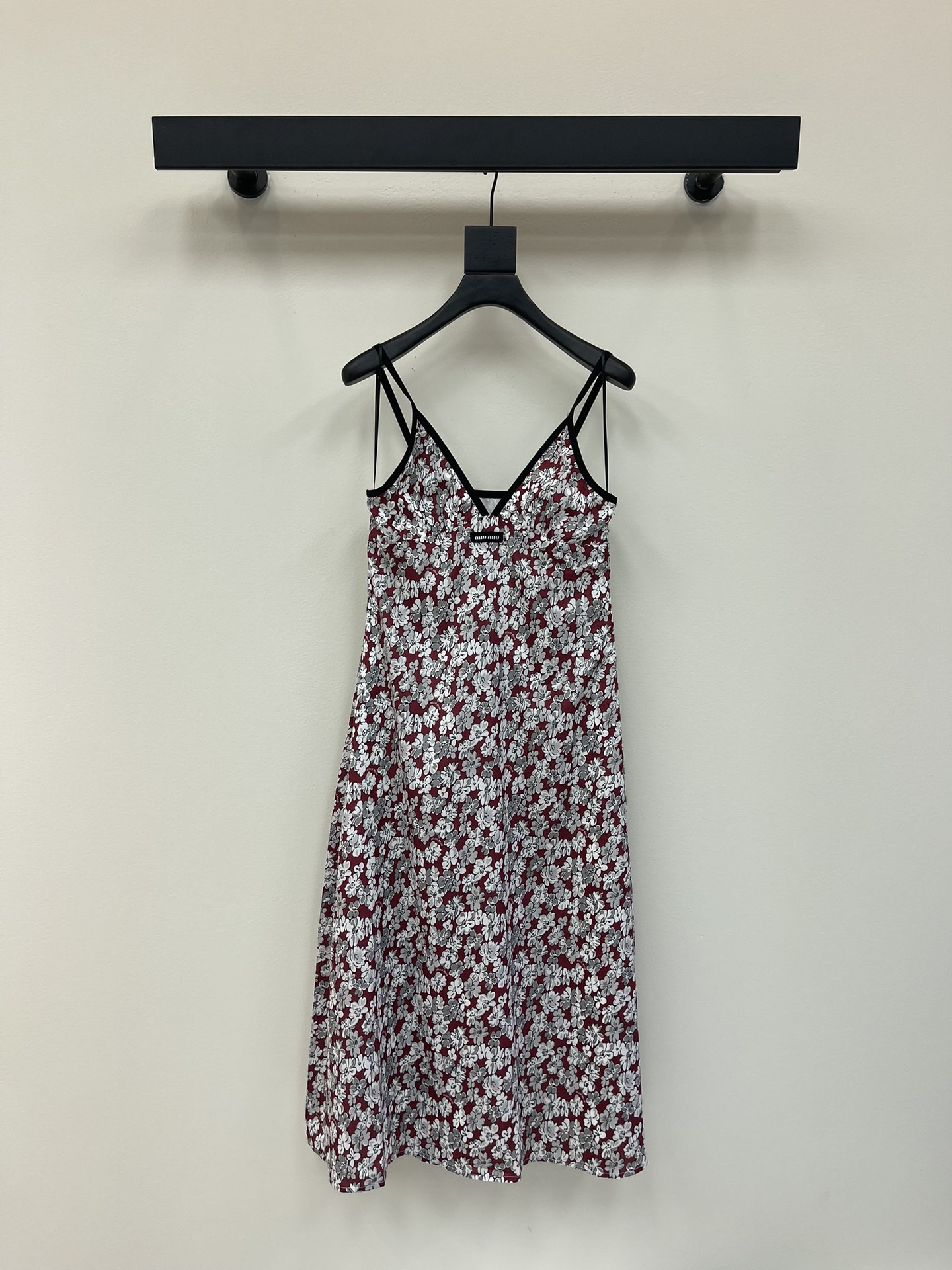 NO:419752,Miumi*25 spring and summer new small floral V-neck suspender skirt. A must-have sexy dress for hot girls, elegant retro small florals, small sexy V-neck suspender. Three-dimensional tailoring to create a sexy and sweet atmosphere. Recommended vacation and dates are suitable. SML, miumiu, skirts, alexander wang19860909Miumi*25春夏新品小碎花V领吊带裙.辣妹必备性感连衣裙,优雅复古小碎花,小性感V领吊带.立体剪裁,打造性感甜美气息,推荐度假,约会都适合.SML,,miumiu,skirts,alexander wang,Women's clothing