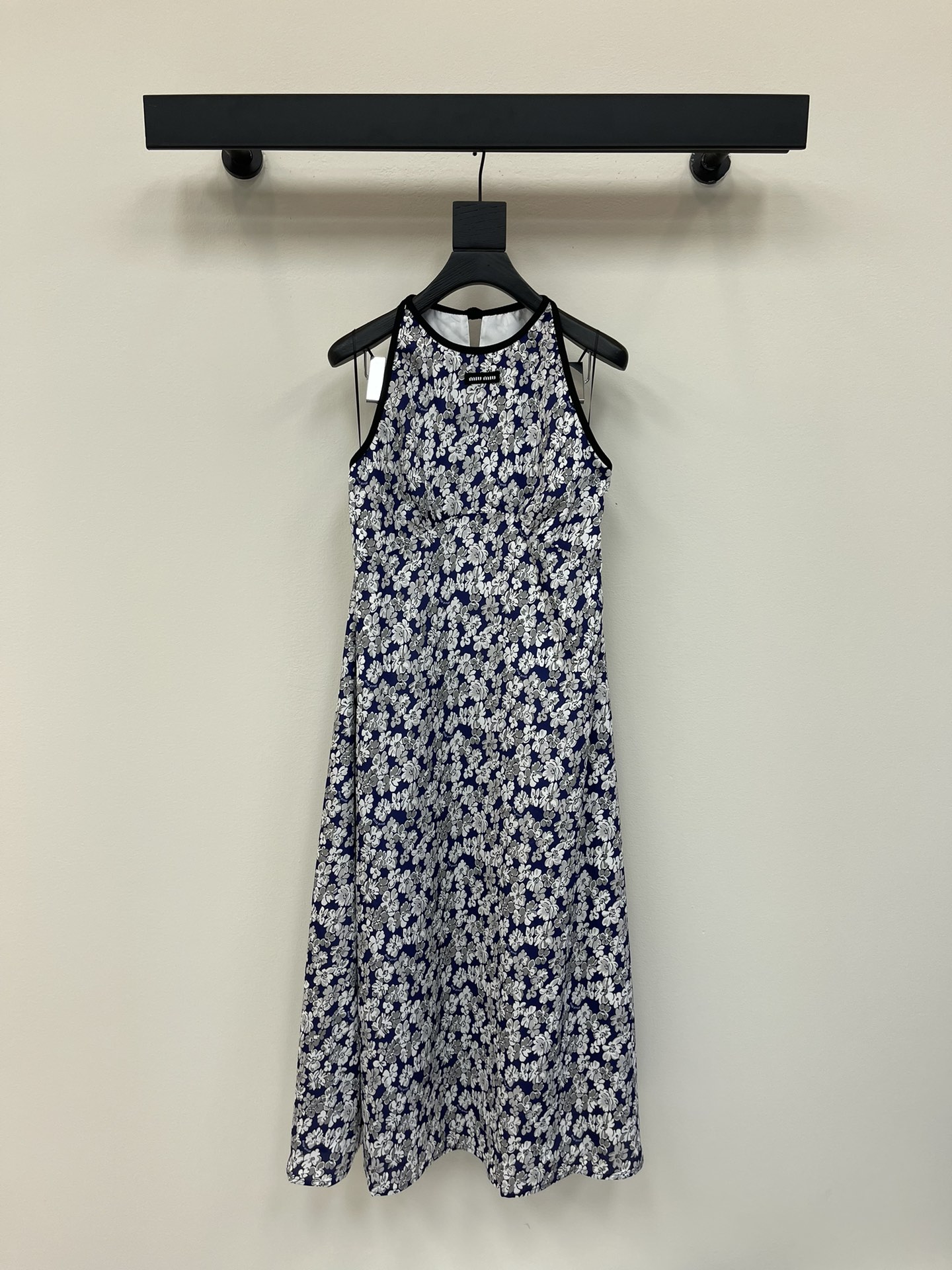 NO:419761,Miumi*25 spring and summer new contrasting edge suspender small floral dress. Temperament suspender design, straight skirt with elegant high-end and fashionable, and a pure temperament and age-reducing item. The style is not picky and the upper body looks slim, and the fabric is light and flowing and breathable. SML, miumiu, skirts, alexander wang19860909Miumi*25春夏新品撞色边吊带小碎花连衣裙.气质吊带设计,直筒裙摆优雅高级又时髦,又欲又纯的气质减龄单品.版型不挑人上身超显瘦,面料轻薄飘逸透气.SML,,miumiu,skirts,alexander wang,Women's clothing