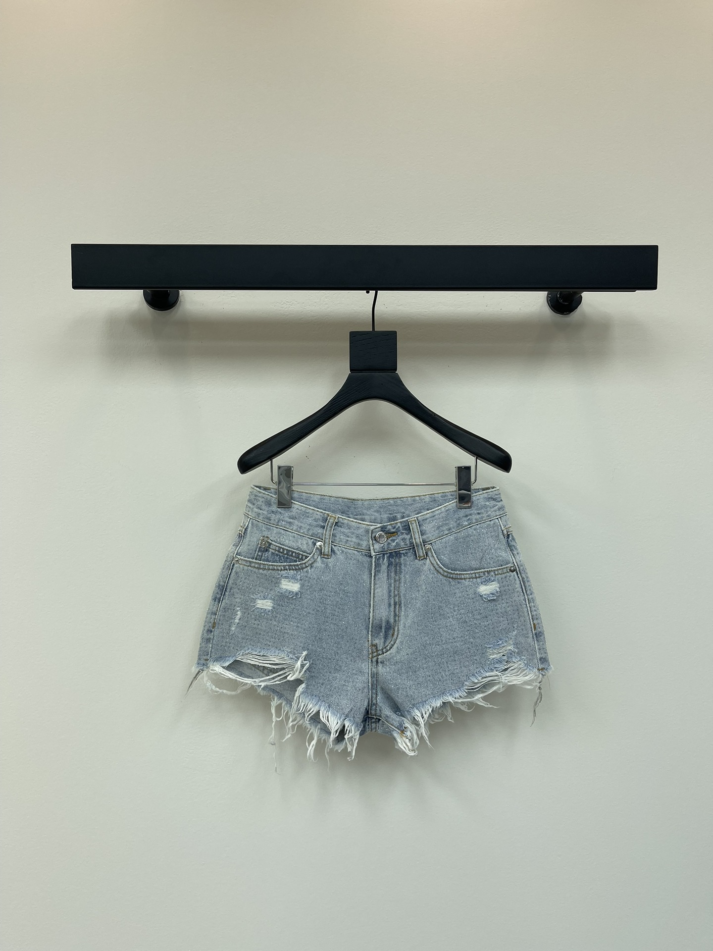 NO:421034,Alexander wan*25 spring and summer new style king full-diamond lace-edged denim shorts~ The season for hot girls is here. Heavy diamond retro denim cotton materials, washing process and hand polishing to form an old effect. The legs of the trouser legs are designed with lace-edged tassels, logo embellishment. The visual sense highlights the elemental details to enhance the overall creativity. The style modifies the proportion of tall and thin figure, and the matching feel is nice, and the street artifact with high daily usage rate is high. SML,,alexander wang, shorts,alexander wang19860909Alexander wan*25春夏新款大王满钻毛边牛仔短裤~属于辣妹们的季节来啦重磅满钻复古牛仔棉质用料,水洗工艺兼手工打磨形成旧化效果裤脚处为毛边流苏设计,logo点缀 视觉感突出元素化细节提升整体创意 版型修饰瘦高身材比例,搭配感nice,日常使用率hin高的出街神器哦 SML,,alexander wang,shorts,alexander wang,Women's clothing