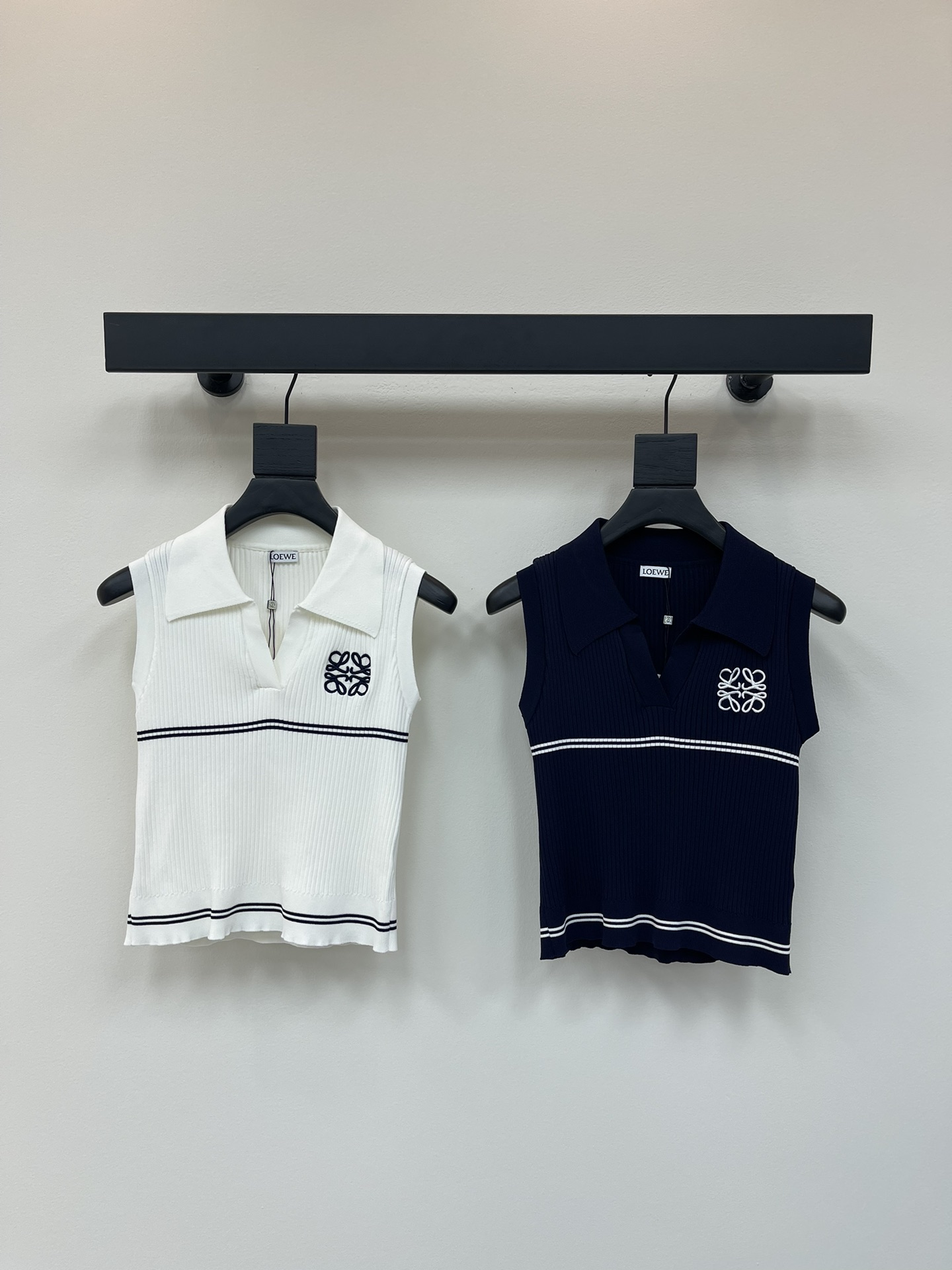 NO:422663,Loew*25 new contrast striped lapel knitted vest!  Custom imported yarn weaving, high-quality texture and comfortable, full of elasticity, lapel vest top, V-shaped half-plate design, contrasting color logo embroidery, highlighting the brand's personality, highlighting the high-end feeling of outfit, elasticity and tightness throughout the body, making the body look more refined, and the vertical pit strips make the outfit look slimmer, showing the relaxed tone, light luxury and fashionable temperament, the first choice for fashionable outfits in all seasons!  SML, loewe,alexander wang19860909Loew*25新款撞色条纹翻领针织背心！定制进口纱线织造 质感高级舒适 弹力十足 翻领背心上衣 V字半开襟设计 撞色logo刺绣 彰显品牌个性 凸显穿搭高级感 通体弹性松紧更显精致 不拘身材 竖坑条让穿搭更显瘦 尽显松弛调性 轻奢时髦气质 四季时尚穿搭首选！SML,,loewe,alexander wang,Women's clothing